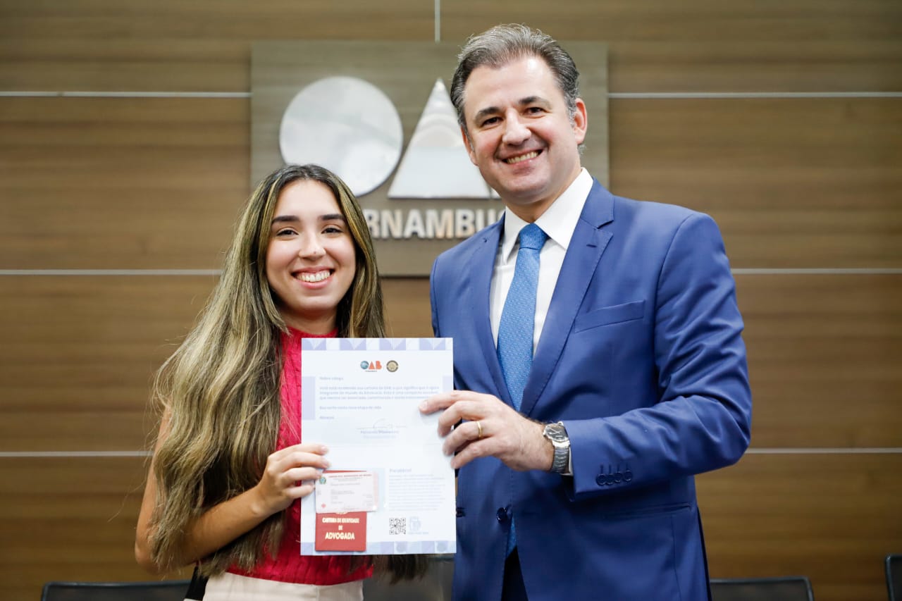 Entrega de carteiras aos novos advogados e advogadas
