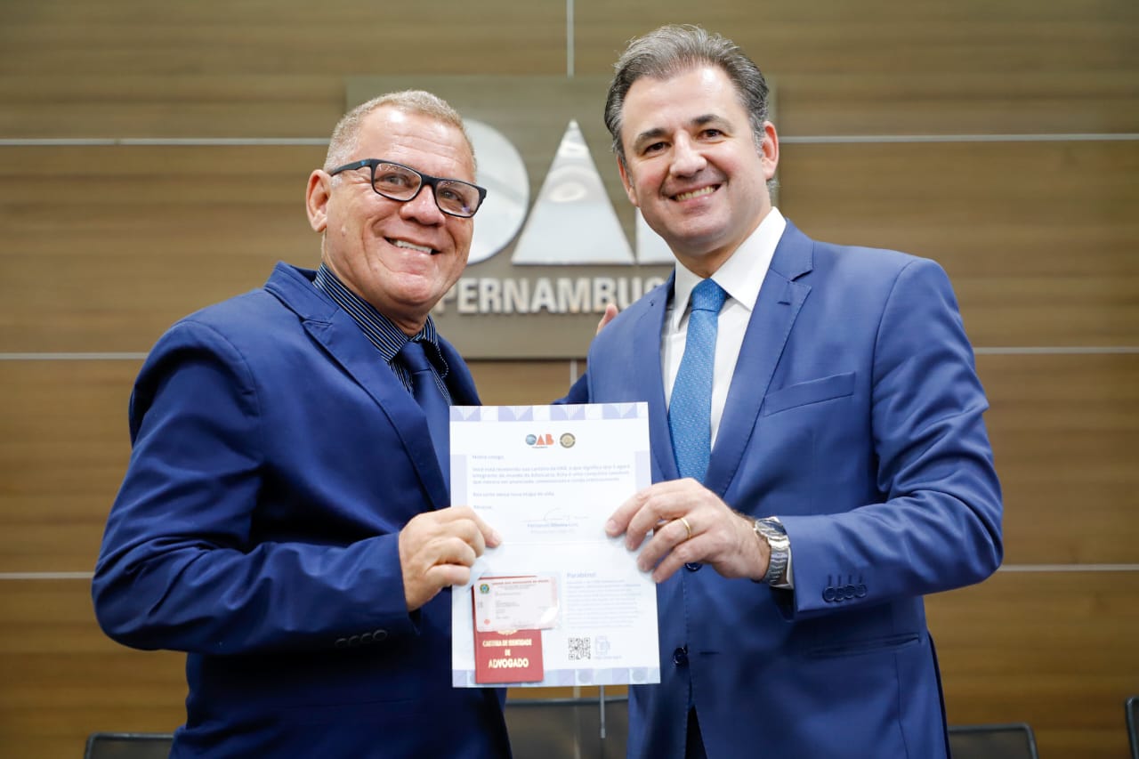 Entrega de carteiras aos novos advogados e advogadas