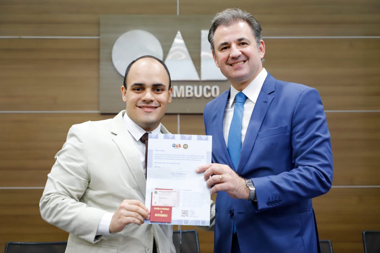Entrega de carteiras aos novos advogados e advogadas