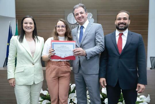 Entrega de diplomas de p&oacute;s-gradua&ccedil;&atilde;o na &aacute;rea c&iacute;vel