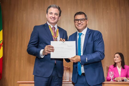 Em Petrolina, Fernando Ribeiro Lins e Ingrid Zanella recebem Medalha Dom Malan
