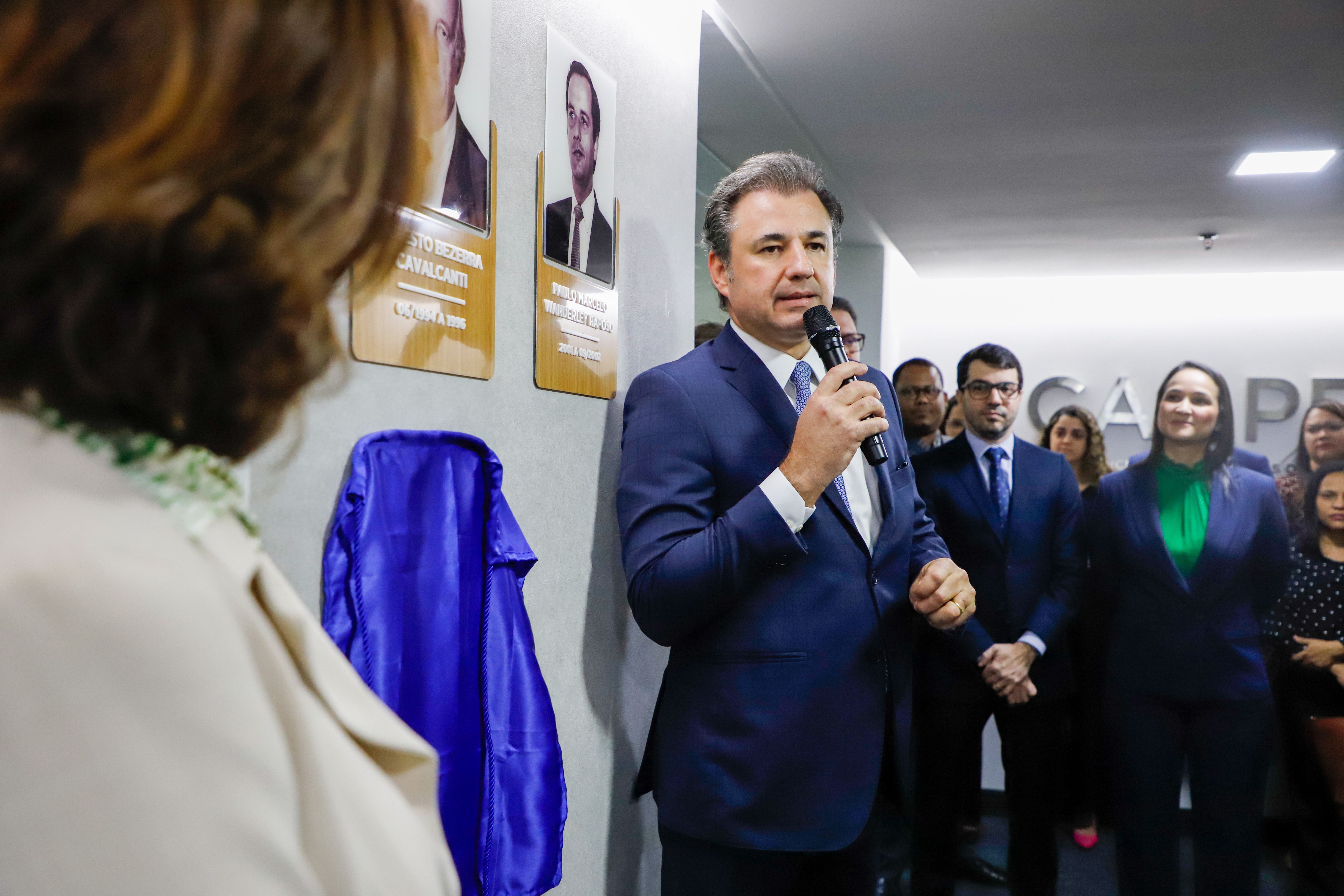 Aposi&ccedil;&atilde;o da foto de Fernando Ribeiro Lins na galeria de Ex-Presidentes da CAAPE