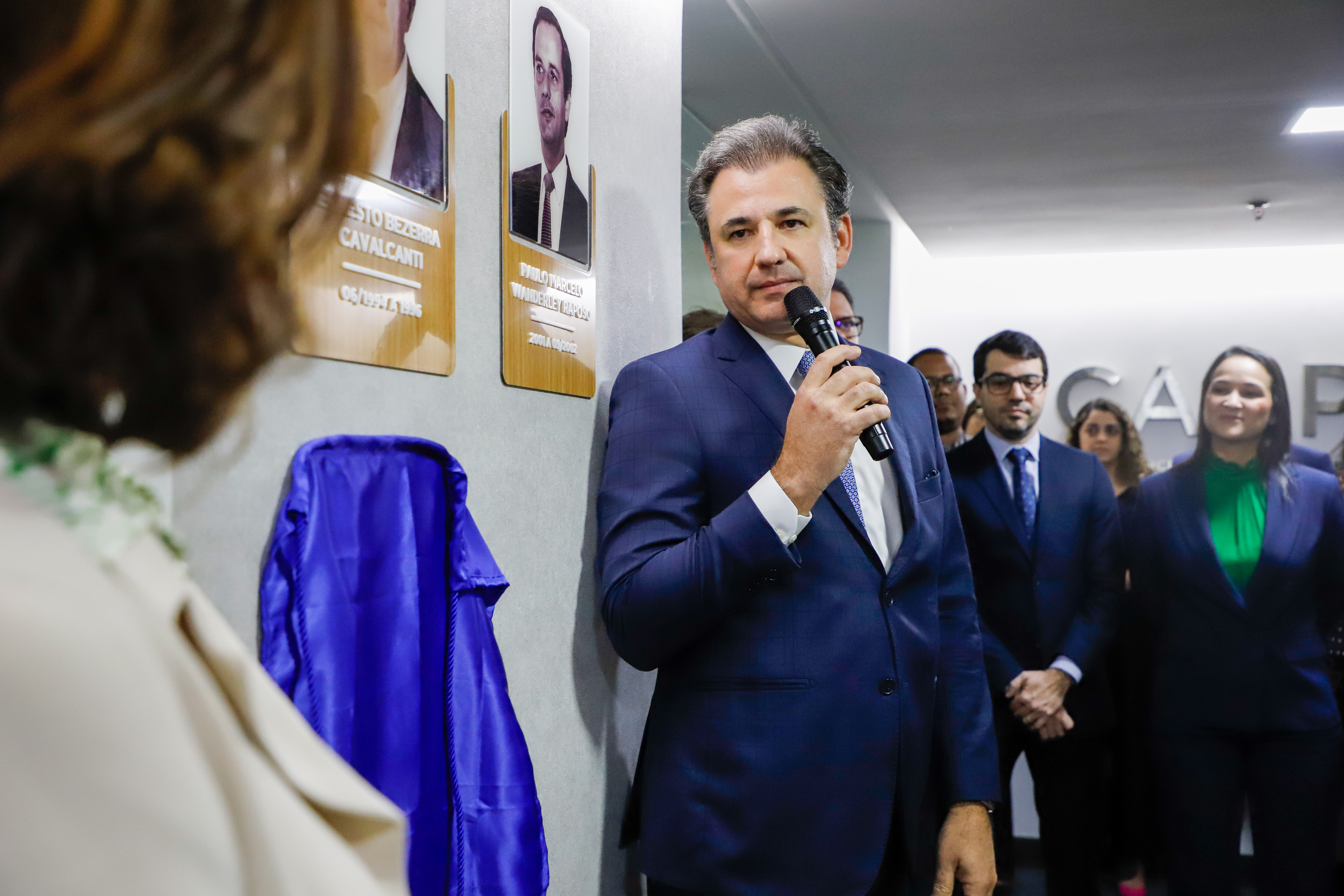 Aposi&ccedil;&atilde;o da foto de Fernando Ribeiro Lins na galeria de Ex-Presidentes da CAAPE