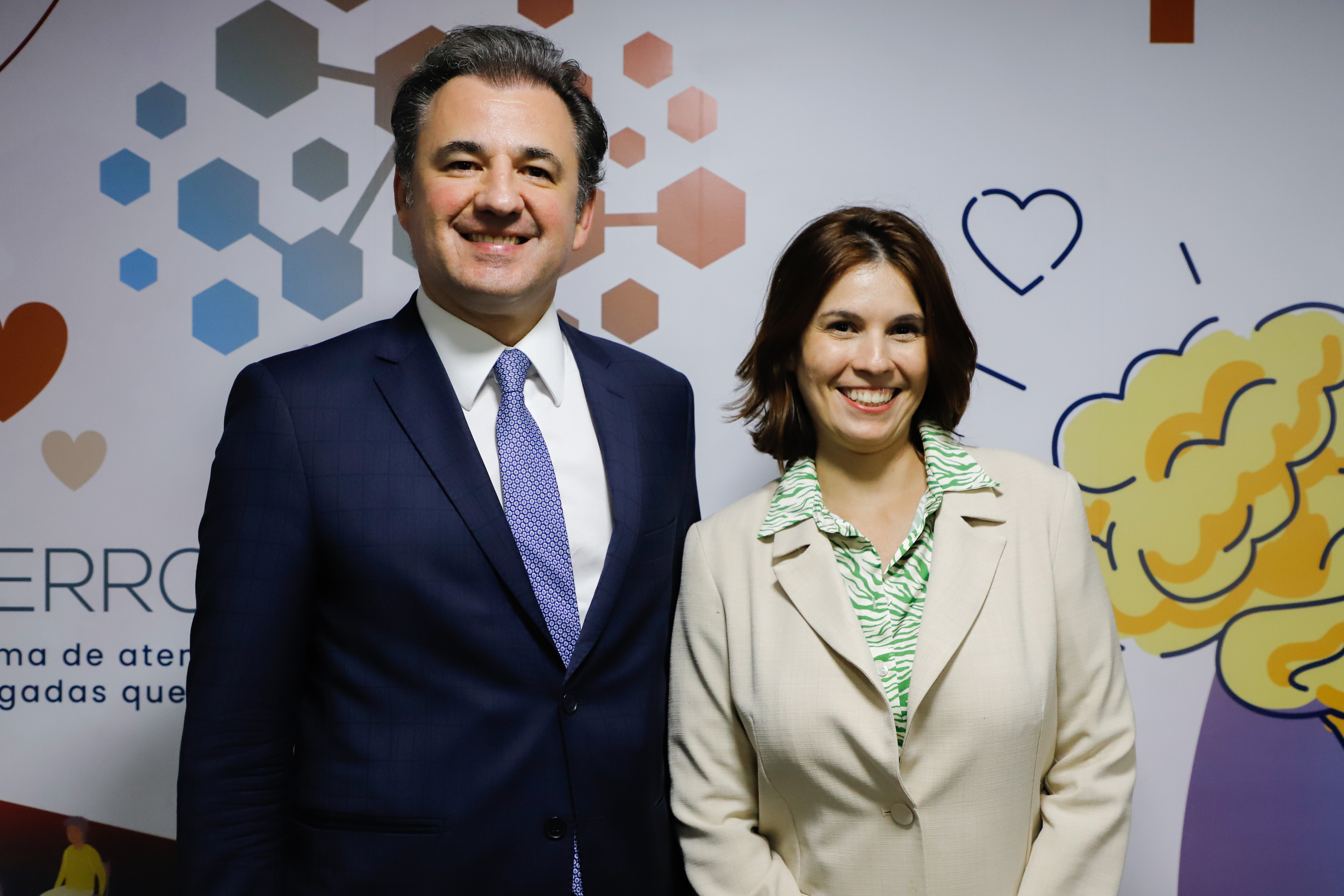 Aposi&ccedil;&atilde;o da foto de Fernando Ribeiro Lins na galeria de Ex-Presidentes da CAAPE