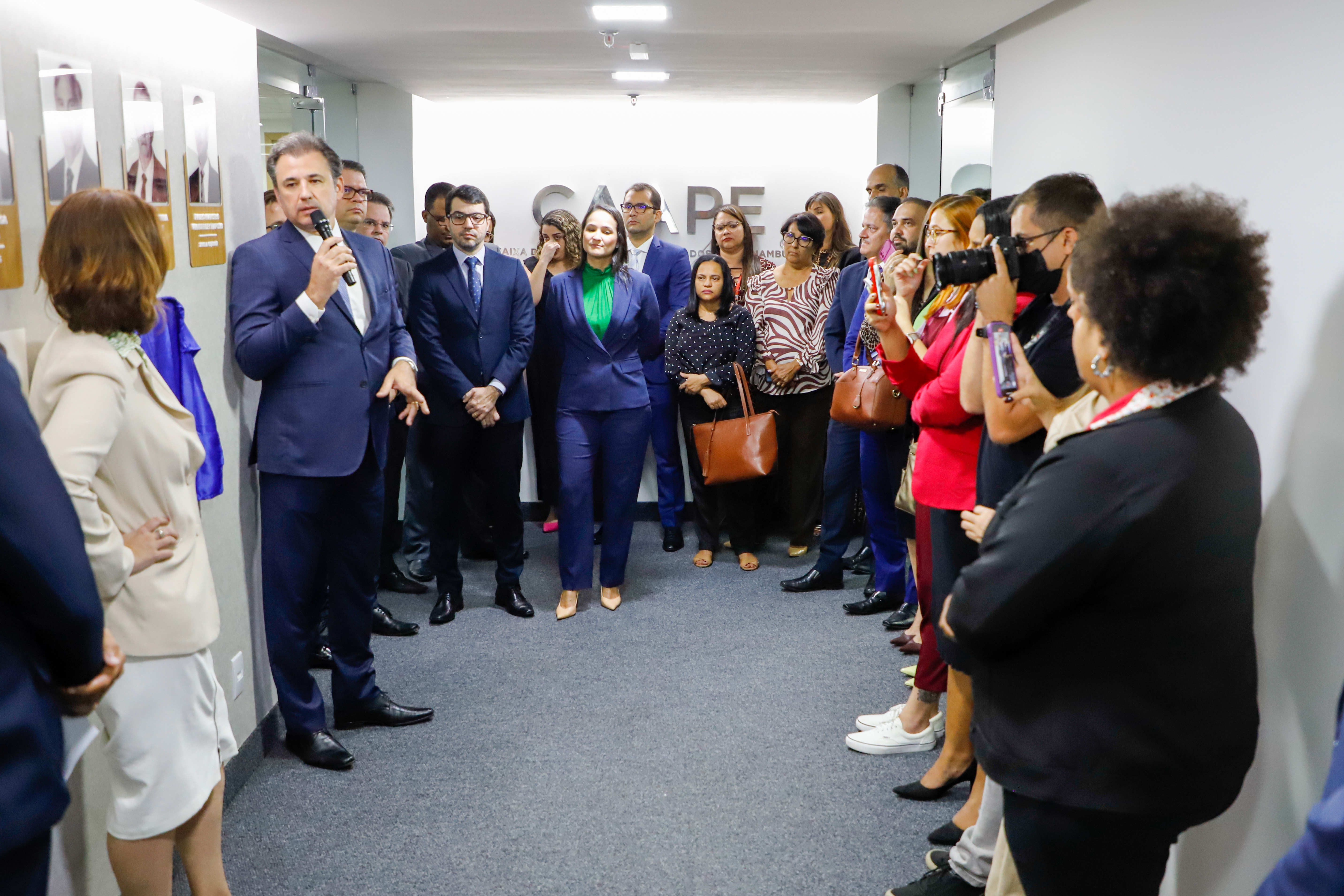 Aposi&ccedil;&atilde;o da foto de Fernando Ribeiro Lins na galeria de Ex-Presidentes da CAAPE