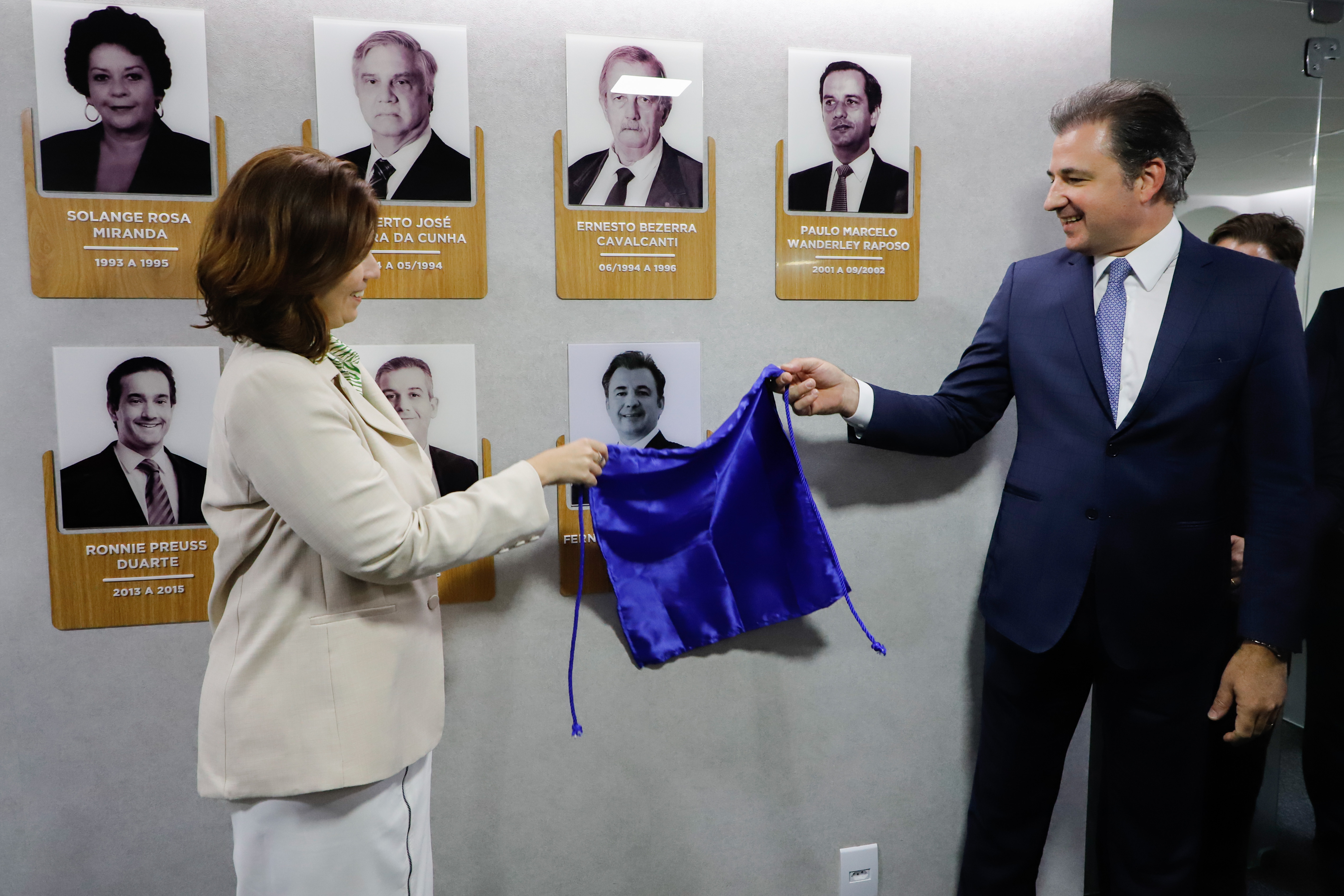 Aposi&ccedil;&atilde;o da foto de Fernando Ribeiro Lins na galeria de Ex-Presidentes da CAAPE