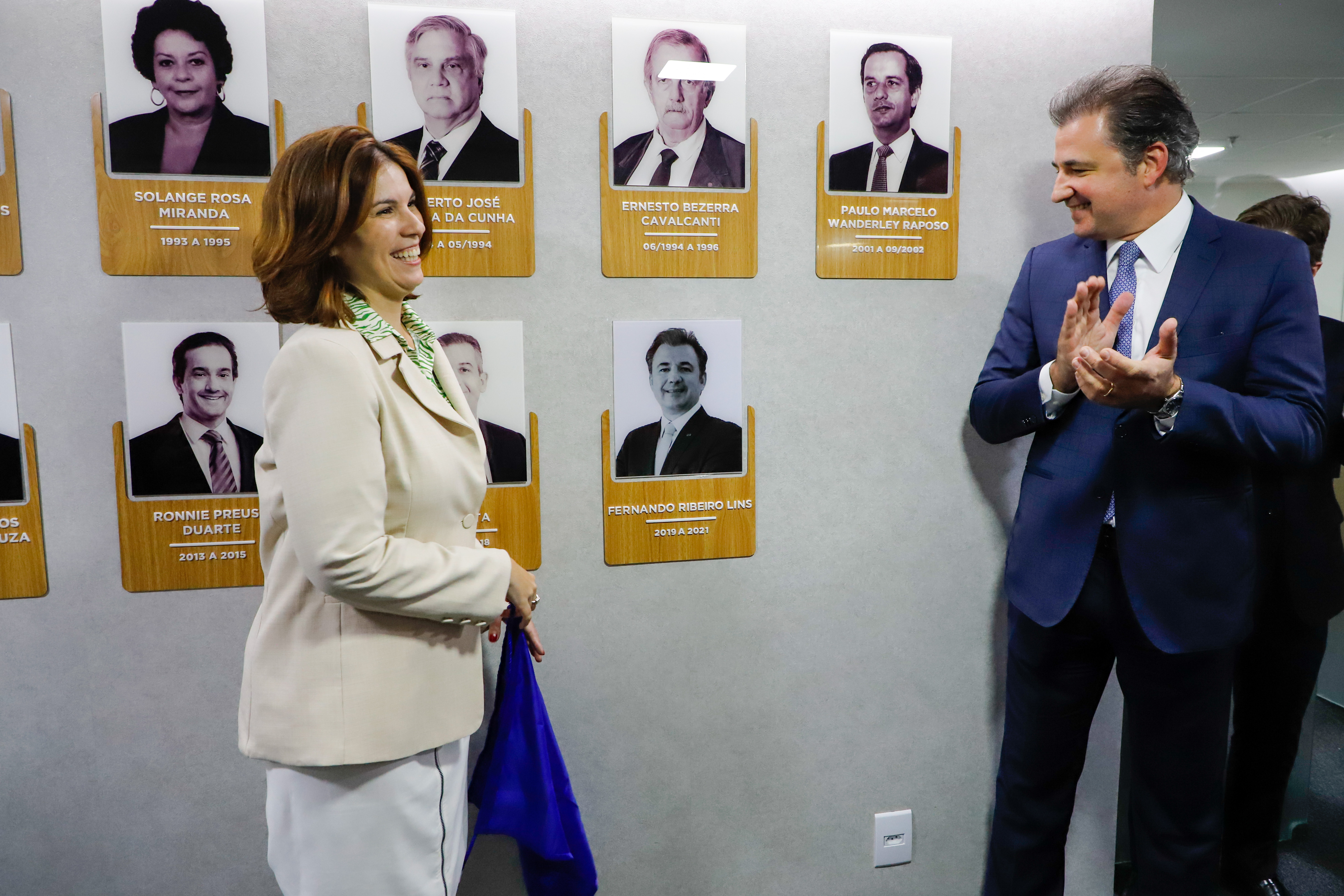 Aposi&ccedil;&atilde;o da foto de Fernando Ribeiro Lins na galeria de Ex-Presidentes da CAAPE