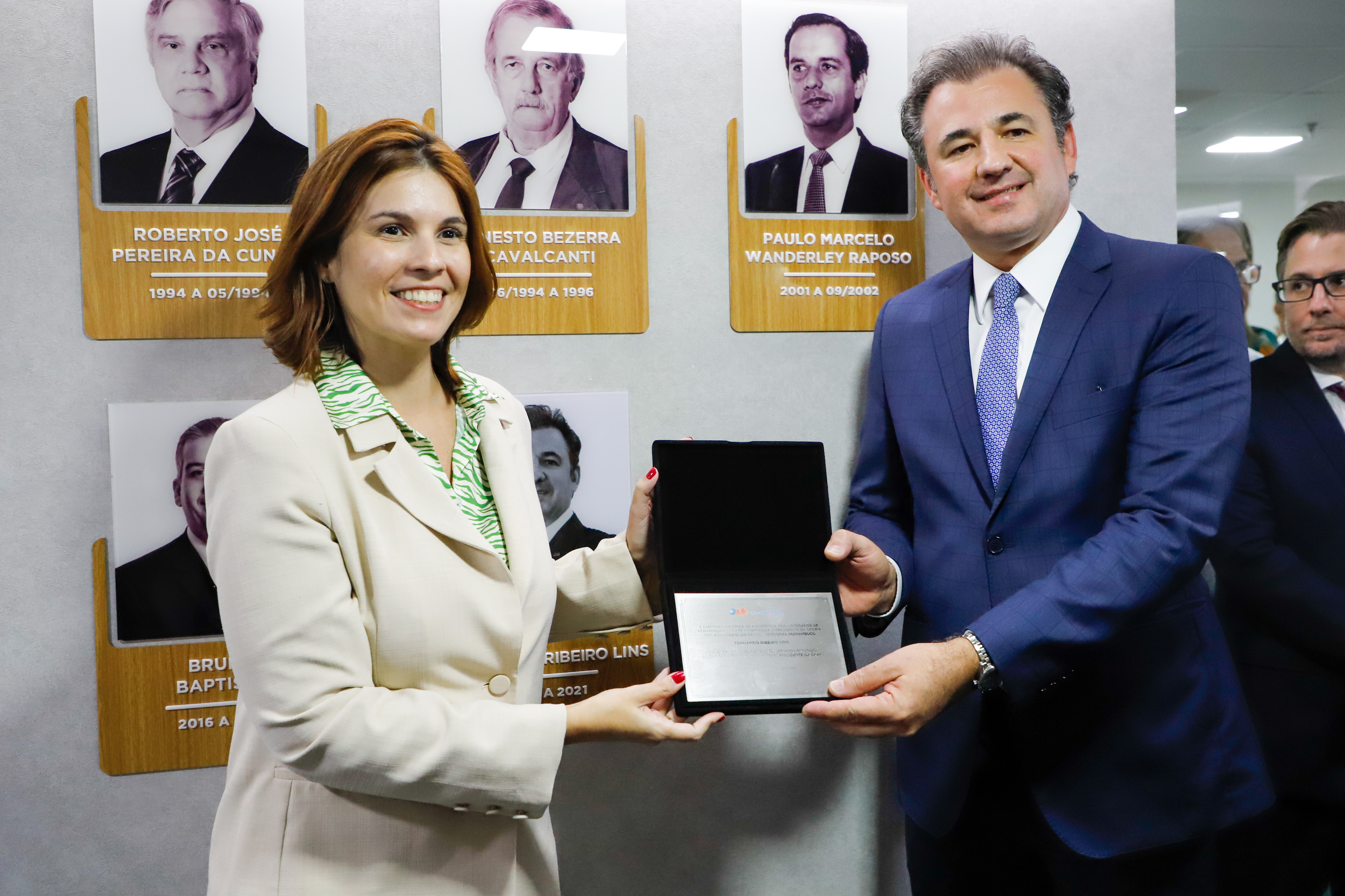 Aposi&ccedil;&atilde;o da foto de Fernando Ribeiro Lins na galeria de Ex-Presidentes da CAAPE