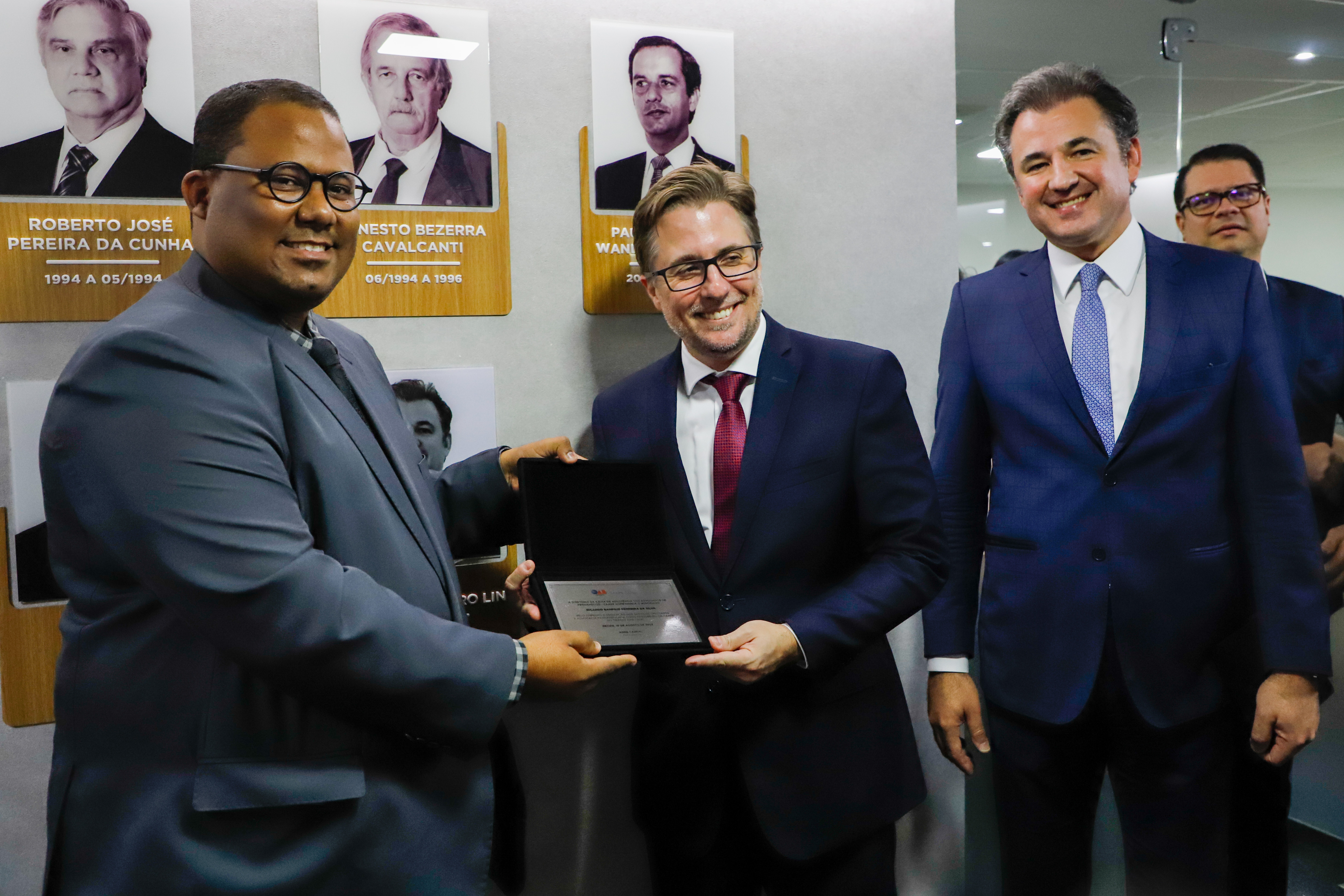 Aposi&ccedil;&atilde;o da foto de Fernando Ribeiro Lins na galeria de Ex-Presidentes da CAAPE