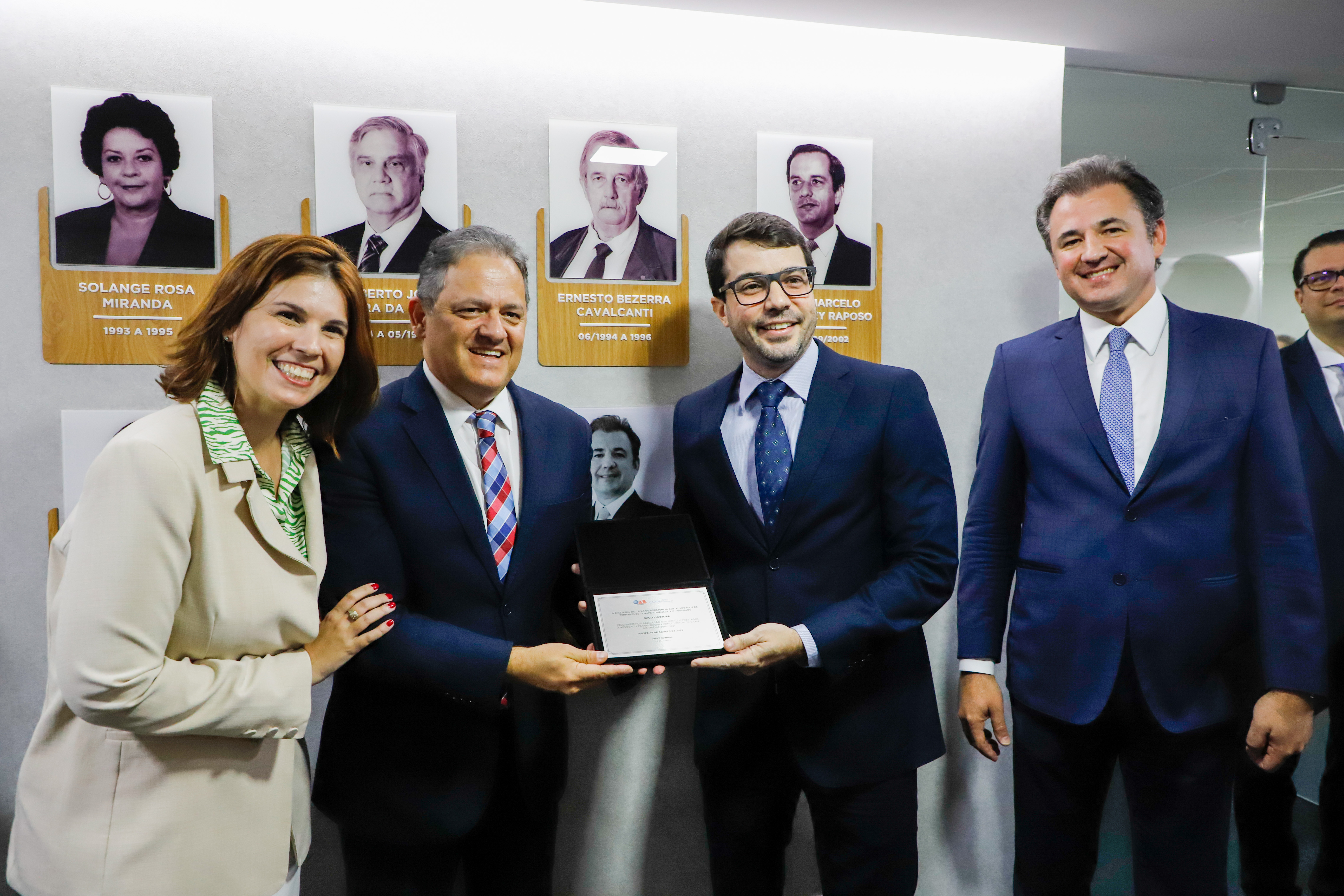 Aposi&ccedil;&atilde;o da foto de Fernando Ribeiro Lins na galeria de Ex-Presidentes da CAAPE