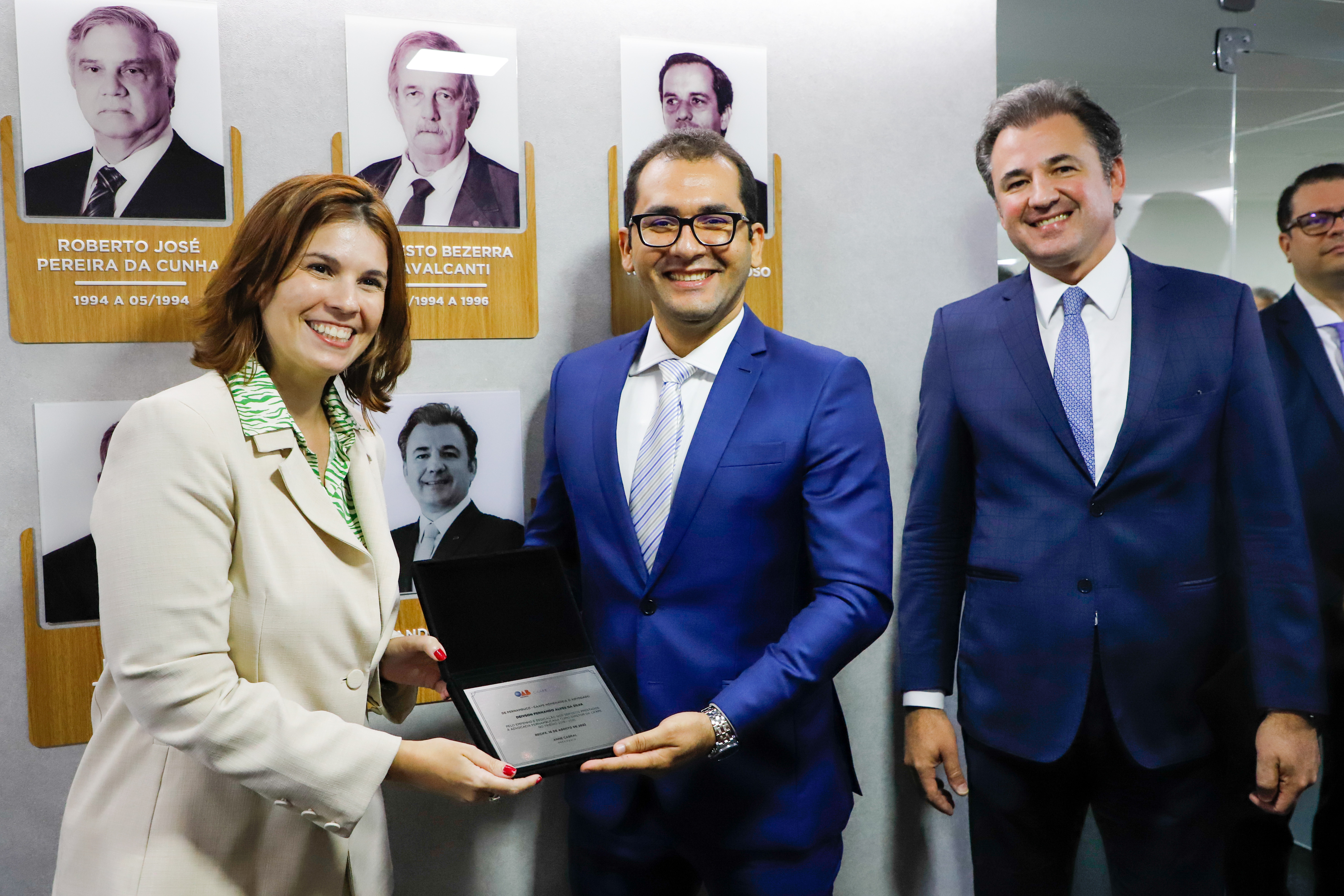 Aposi&ccedil;&atilde;o da foto de Fernando Ribeiro Lins na galeria de Ex-Presidentes da CAAPE