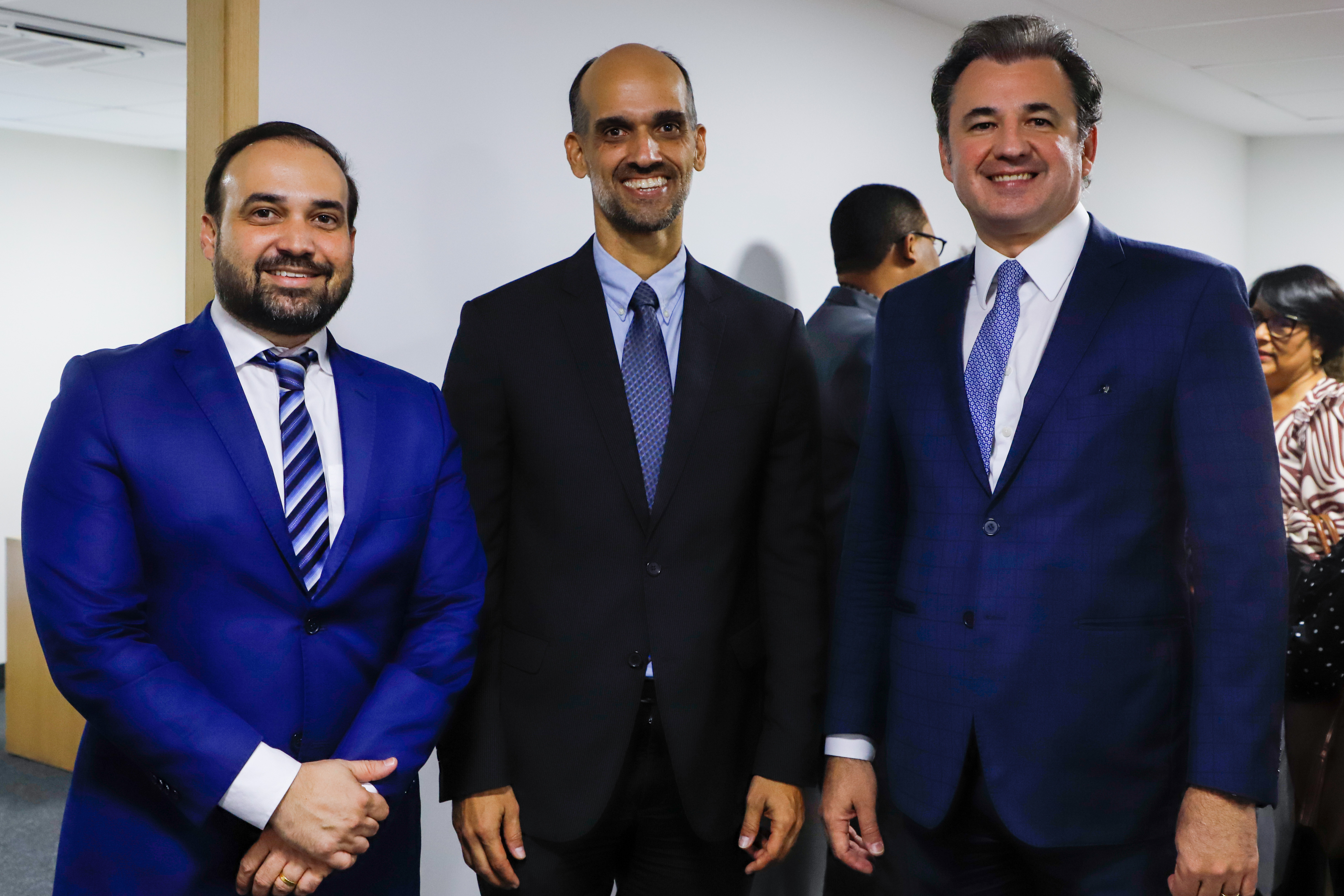 Aposi&ccedil;&atilde;o da foto de Fernando Ribeiro Lins na galeria de Ex-Presidentes da CAAPE