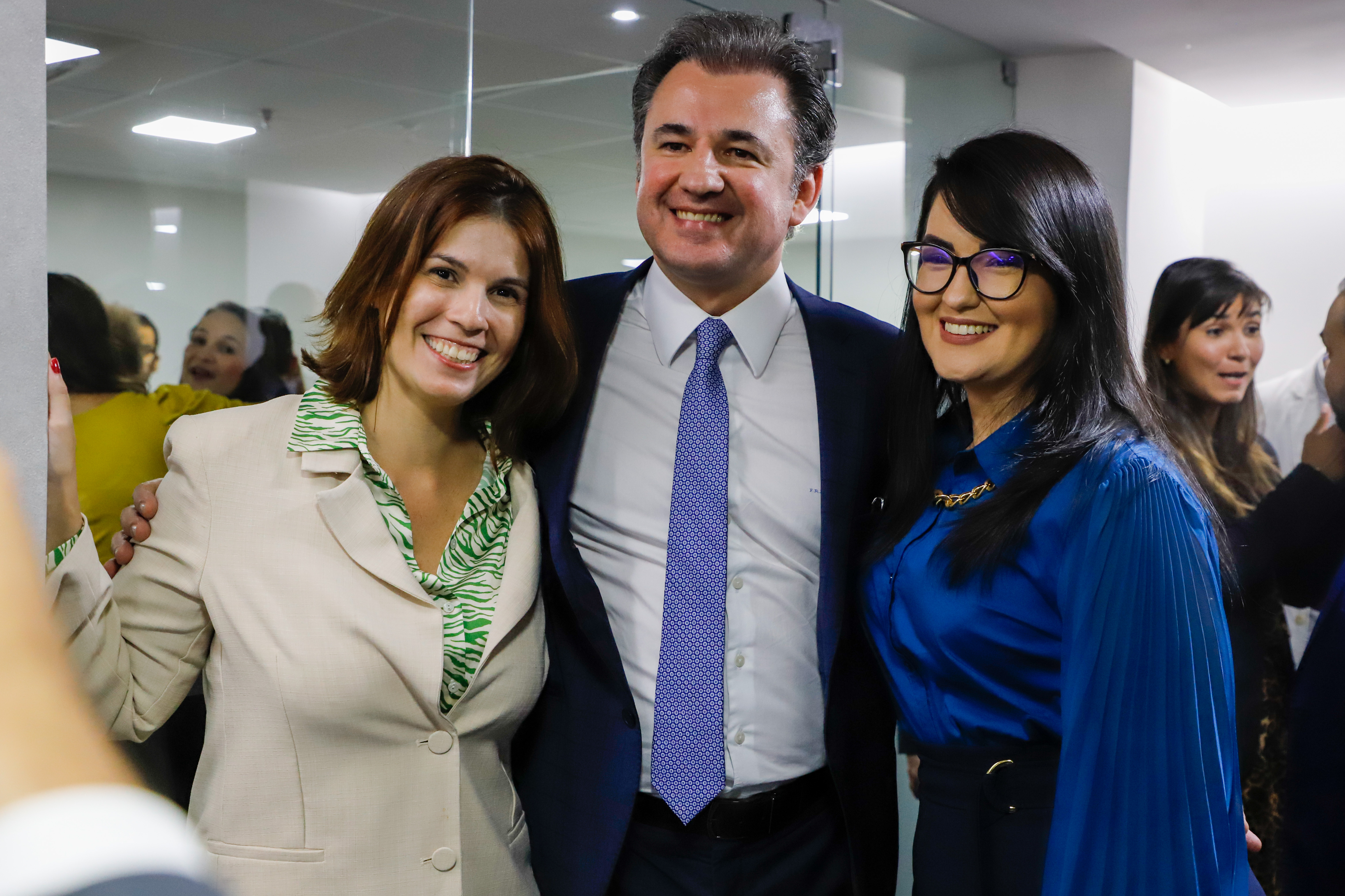 Aposi&ccedil;&atilde;o da foto de Fernando Ribeiro Lins na galeria de Ex-Presidentes da CAAPE