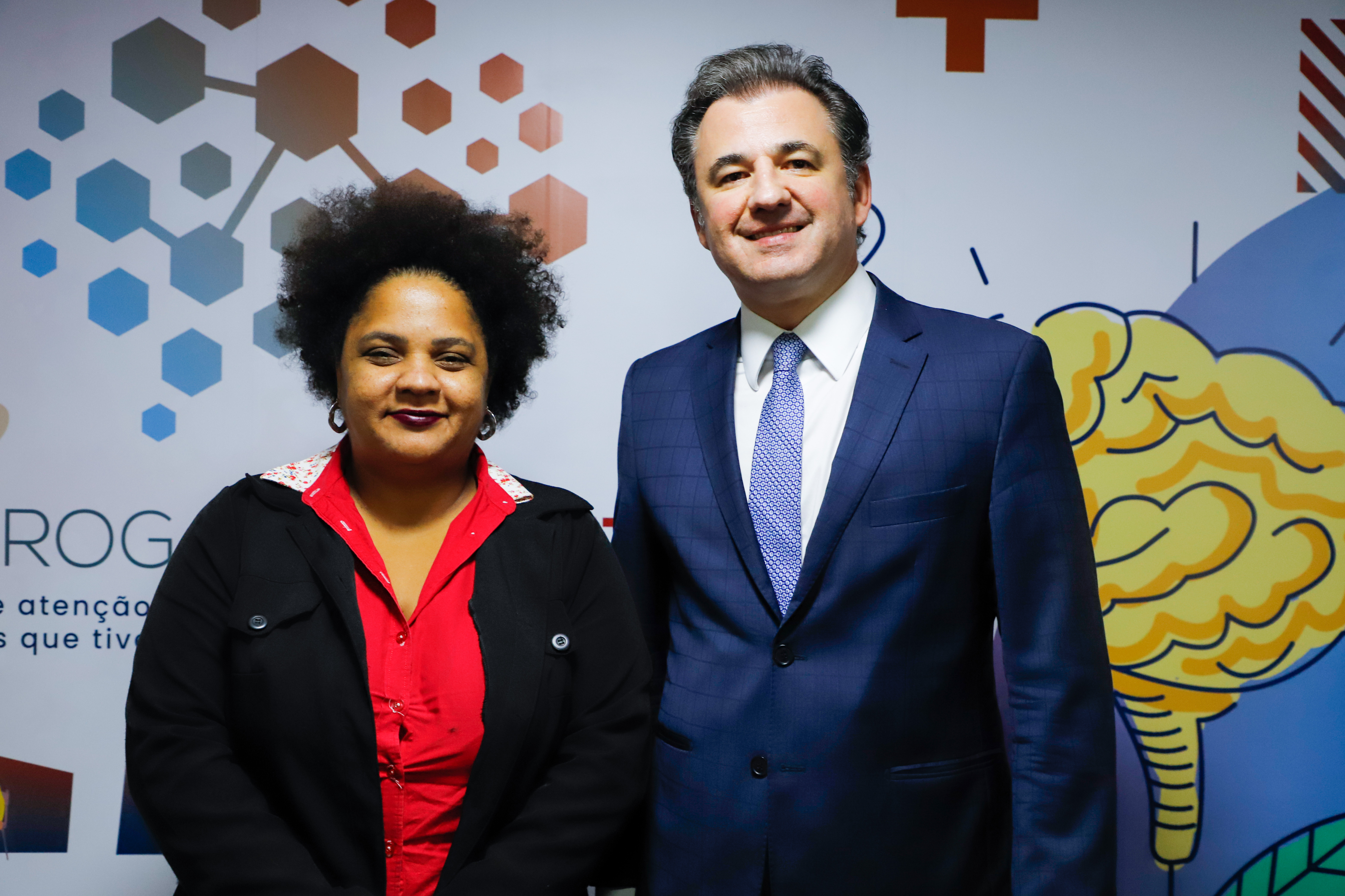 Aposi&ccedil;&atilde;o da foto de Fernando Ribeiro Lins na galeria de Ex-Presidentes da CAAPE