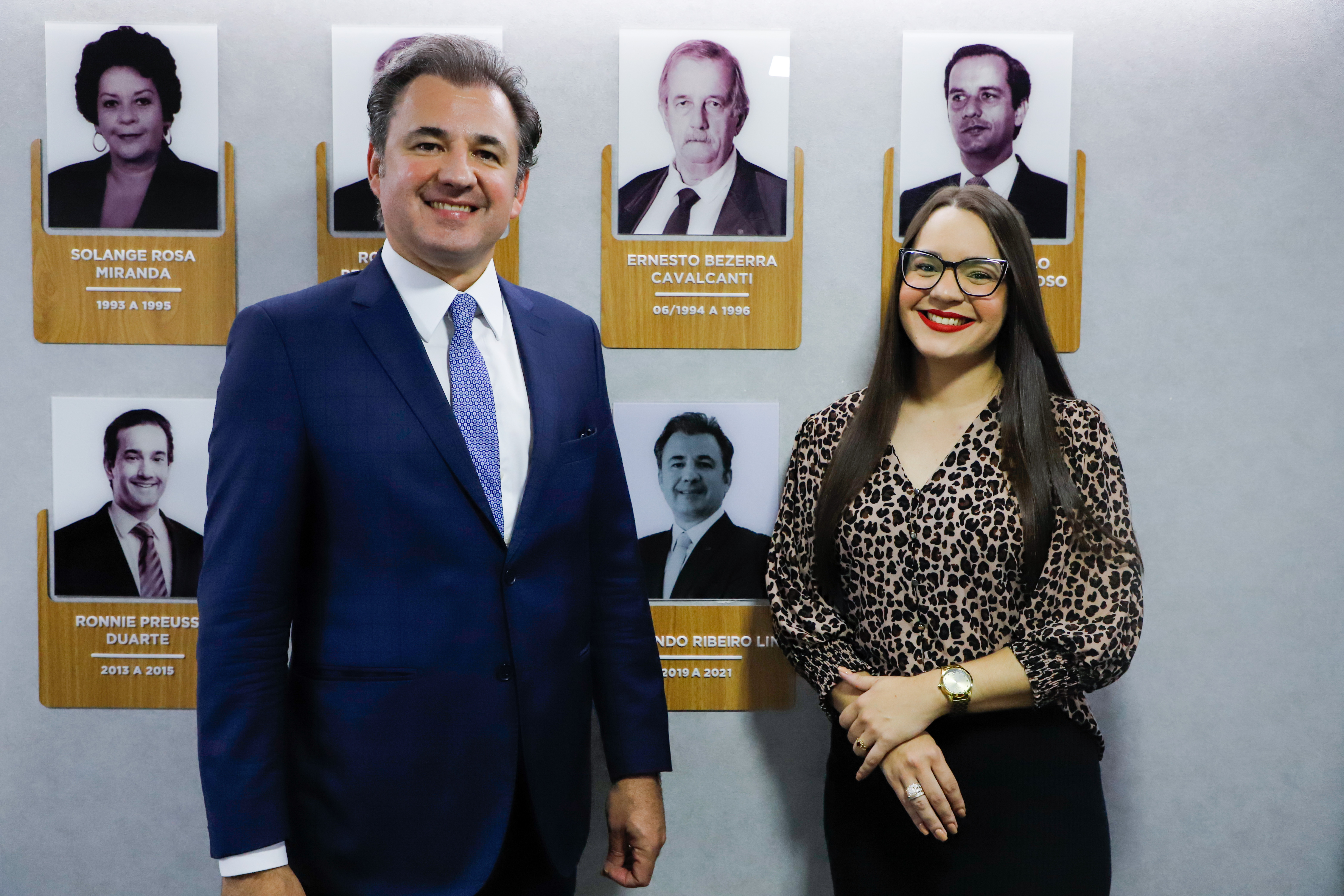 Aposi&ccedil;&atilde;o da foto de Fernando Ribeiro Lins na galeria de Ex-Presidentes da CAAPE