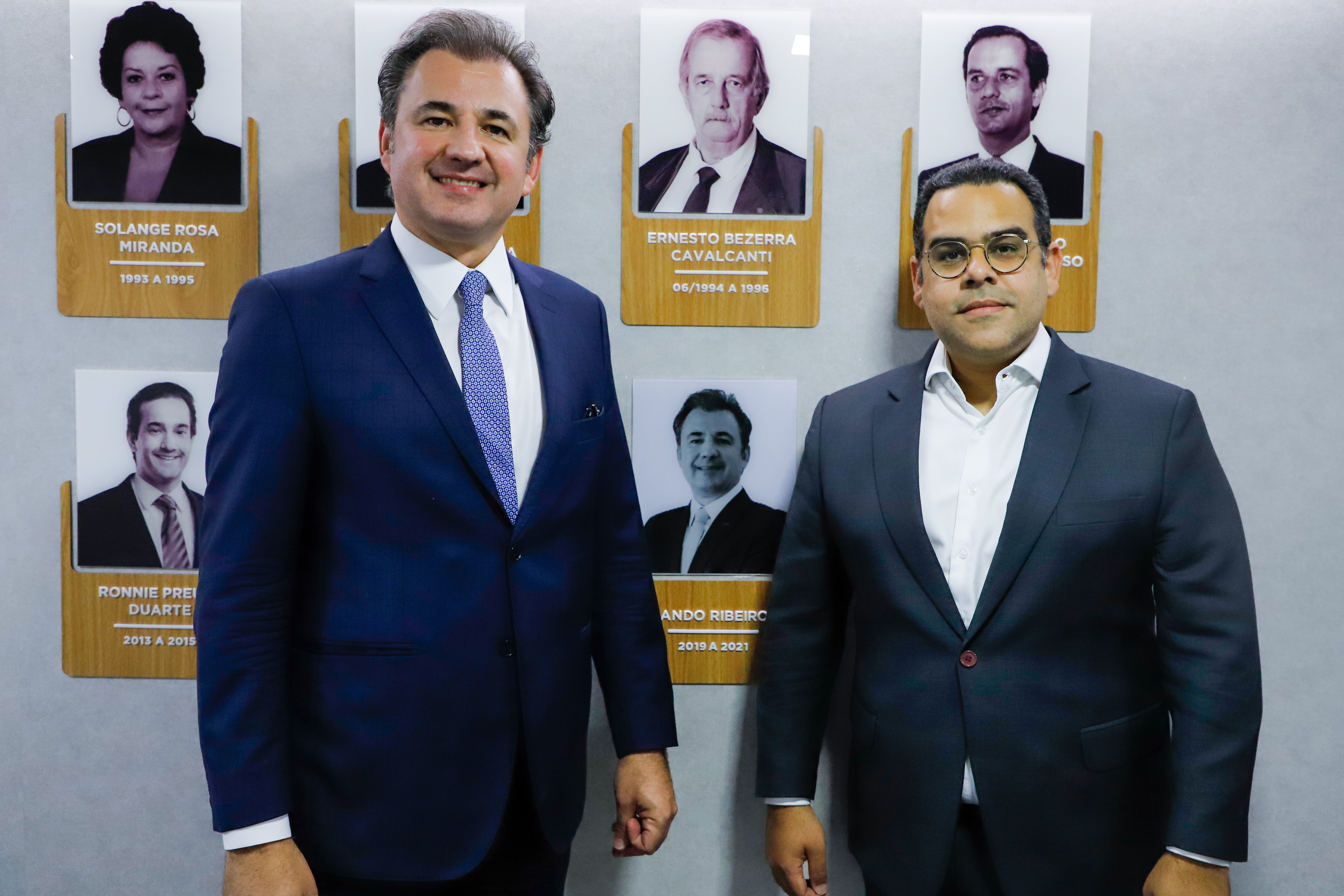 Aposi&ccedil;&atilde;o da foto de Fernando Ribeiro Lins na galeria de Ex-Presidentes da CAAPE