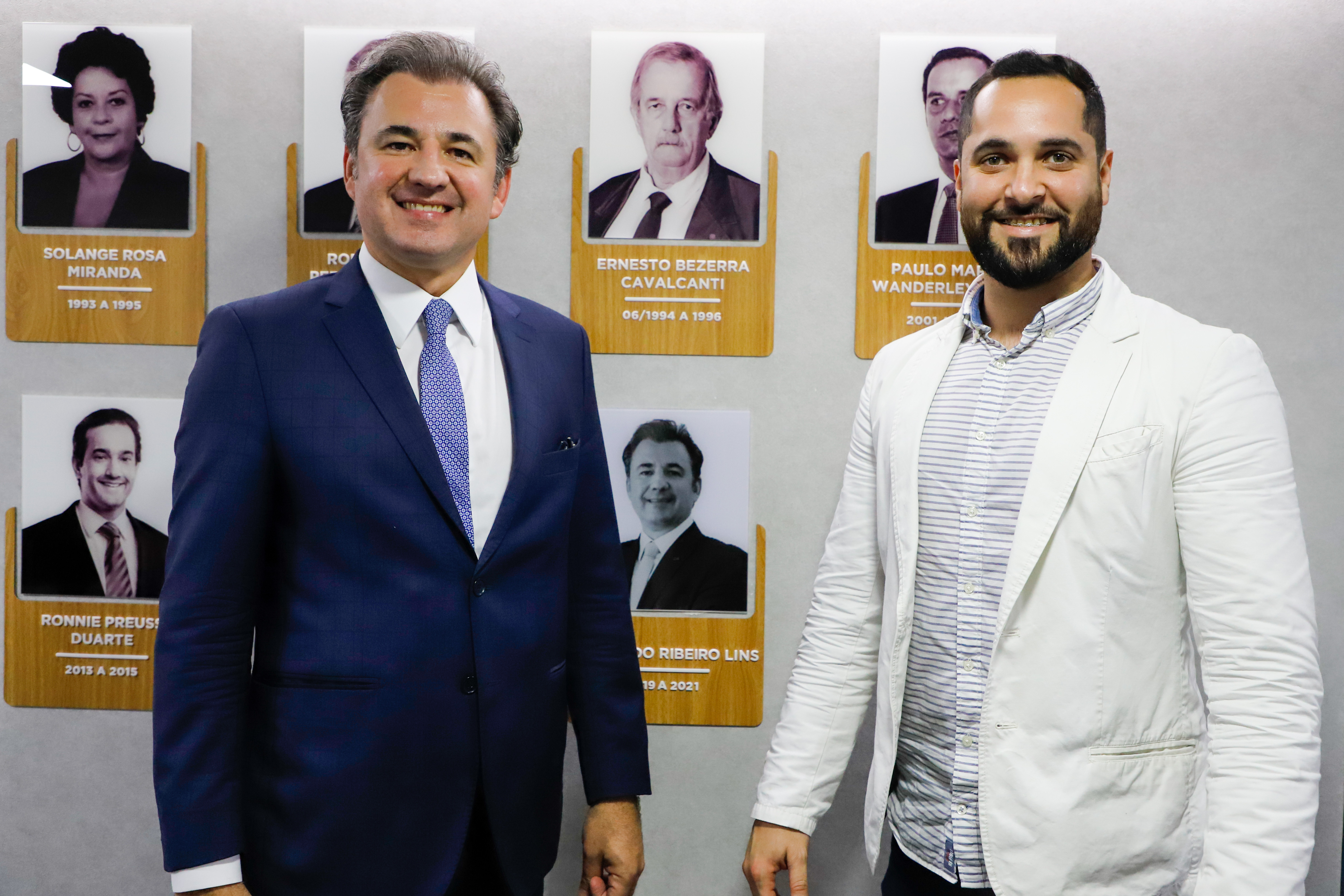 Aposi&ccedil;&atilde;o da foto de Fernando Ribeiro Lins na galeria de Ex-Presidentes da CAAPE