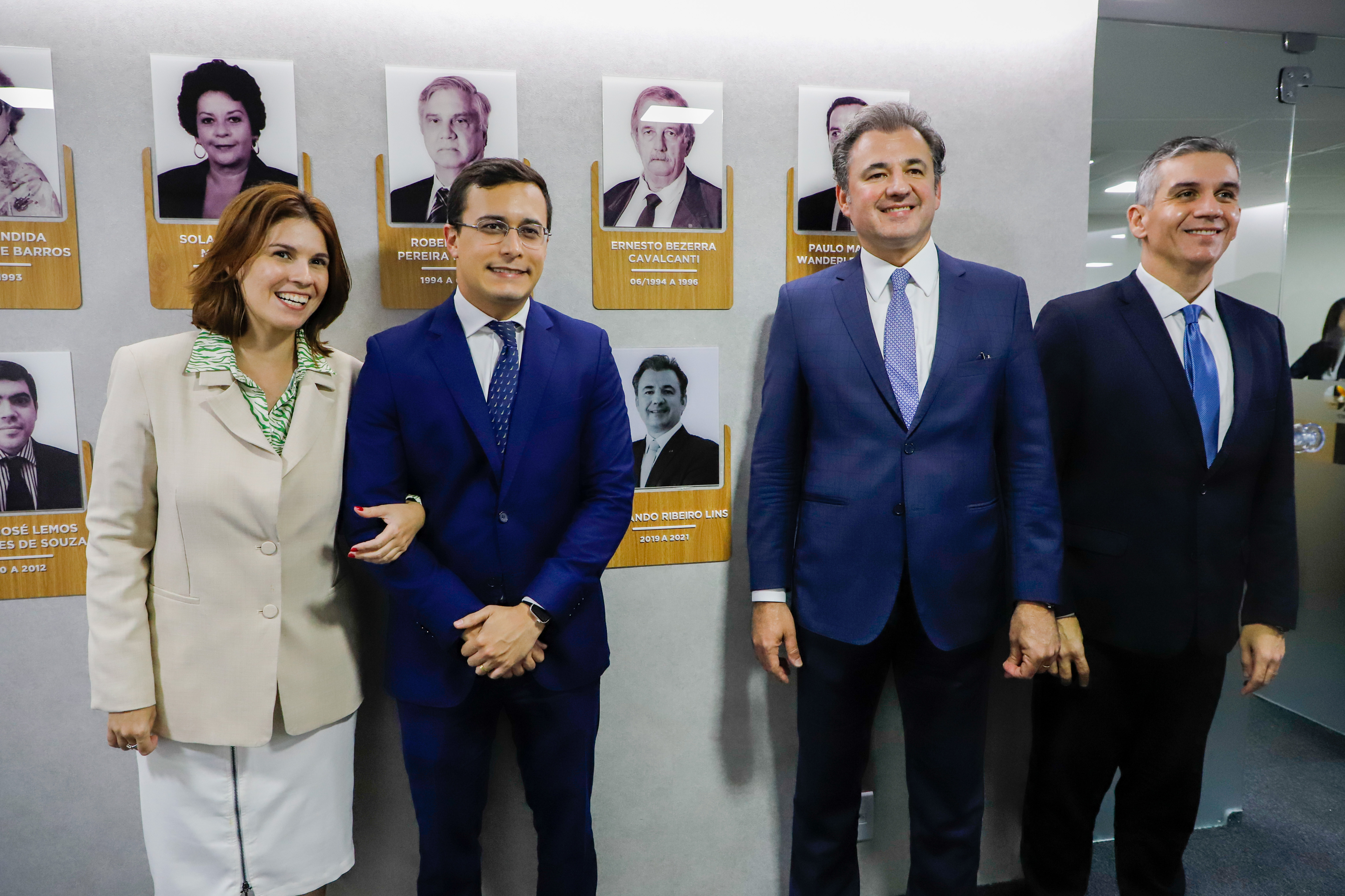 Aposi&ccedil;&atilde;o da foto de Fernando Ribeiro Lins na galeria de Ex-Presidentes da CAAPE