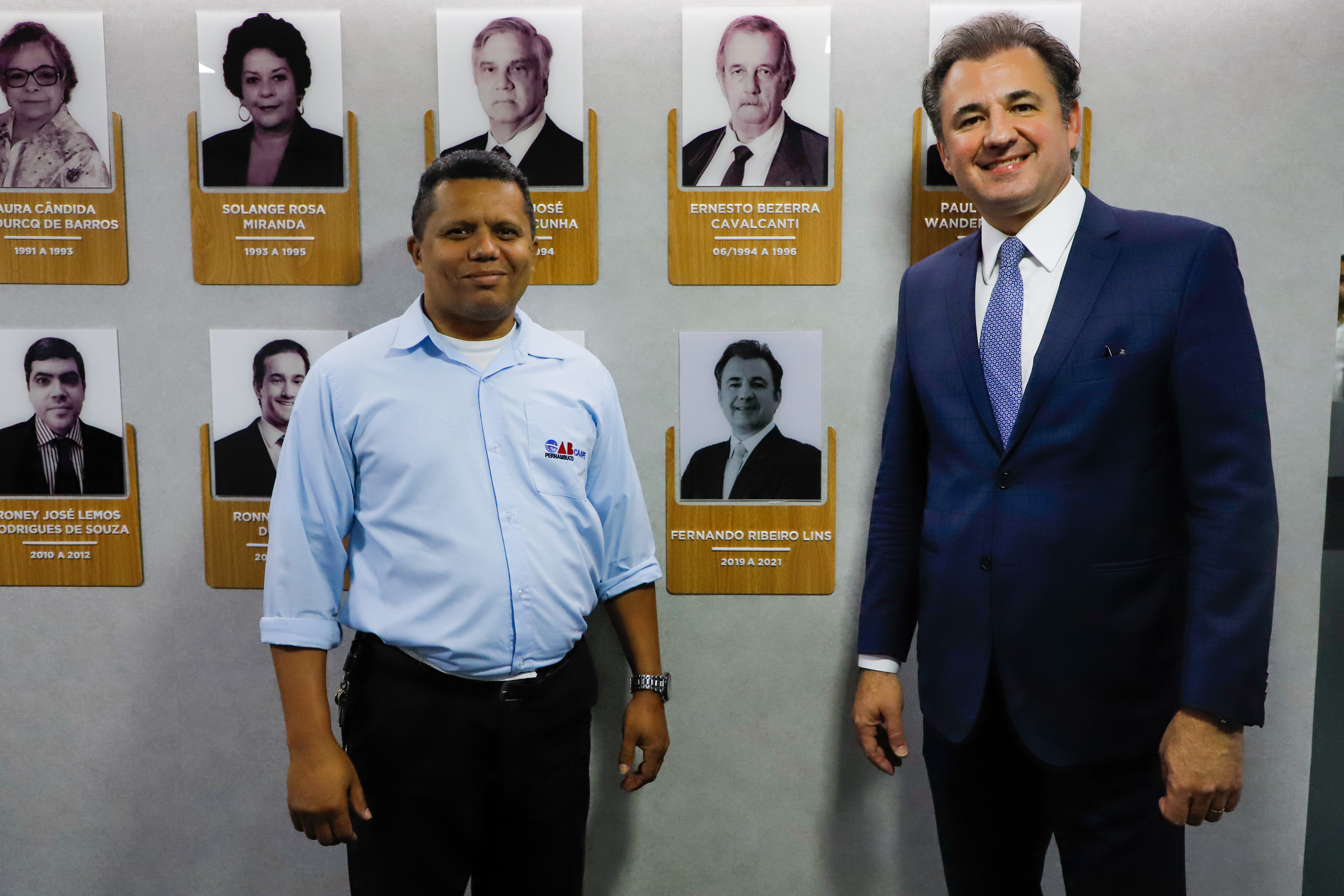 Aposi&ccedil;&atilde;o da foto de Fernando Ribeiro Lins na galeria de Ex-Presidentes da CAAPE