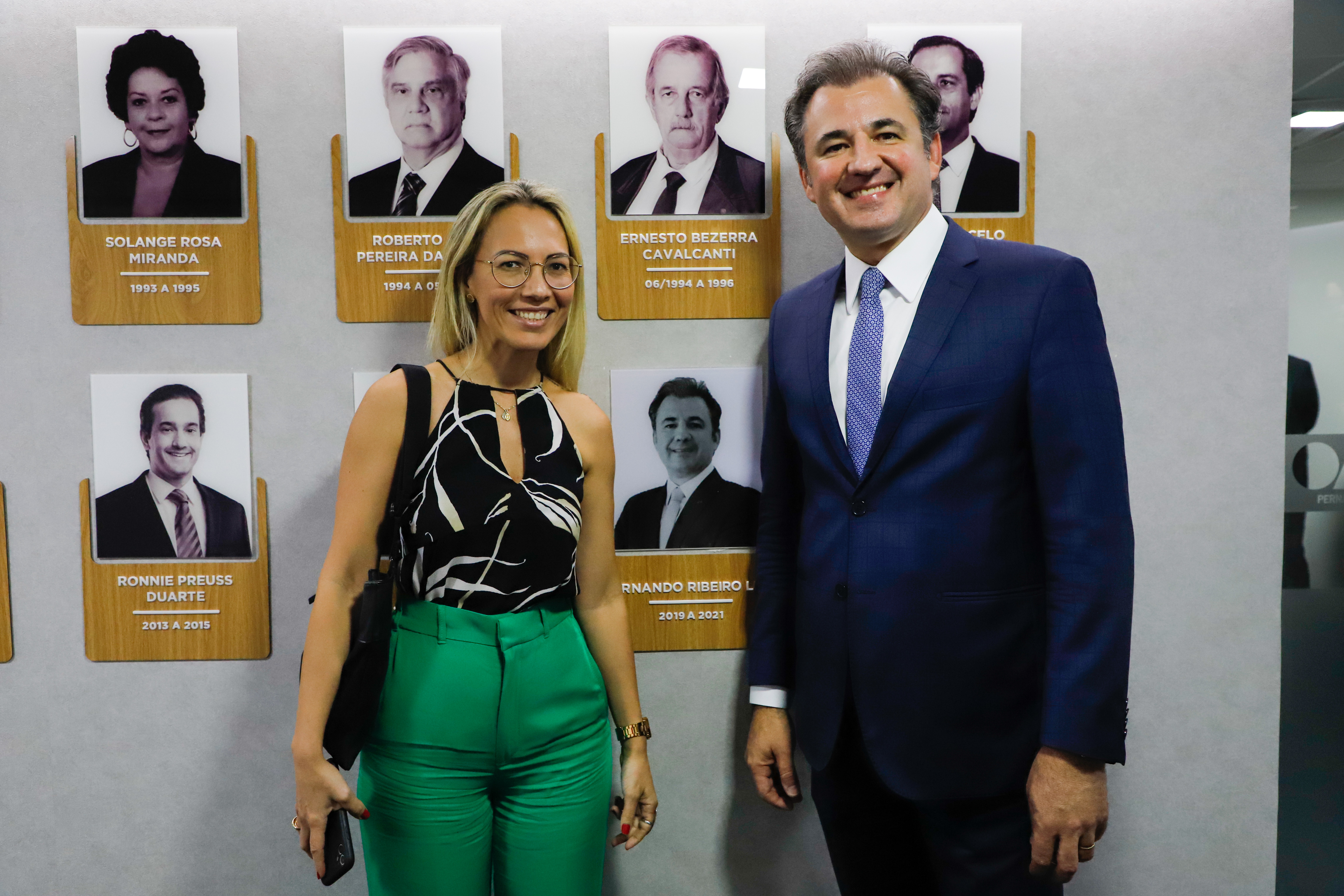 Aposi&ccedil;&atilde;o da foto de Fernando Ribeiro Lins na galeria de Ex-Presidentes da CAAPE