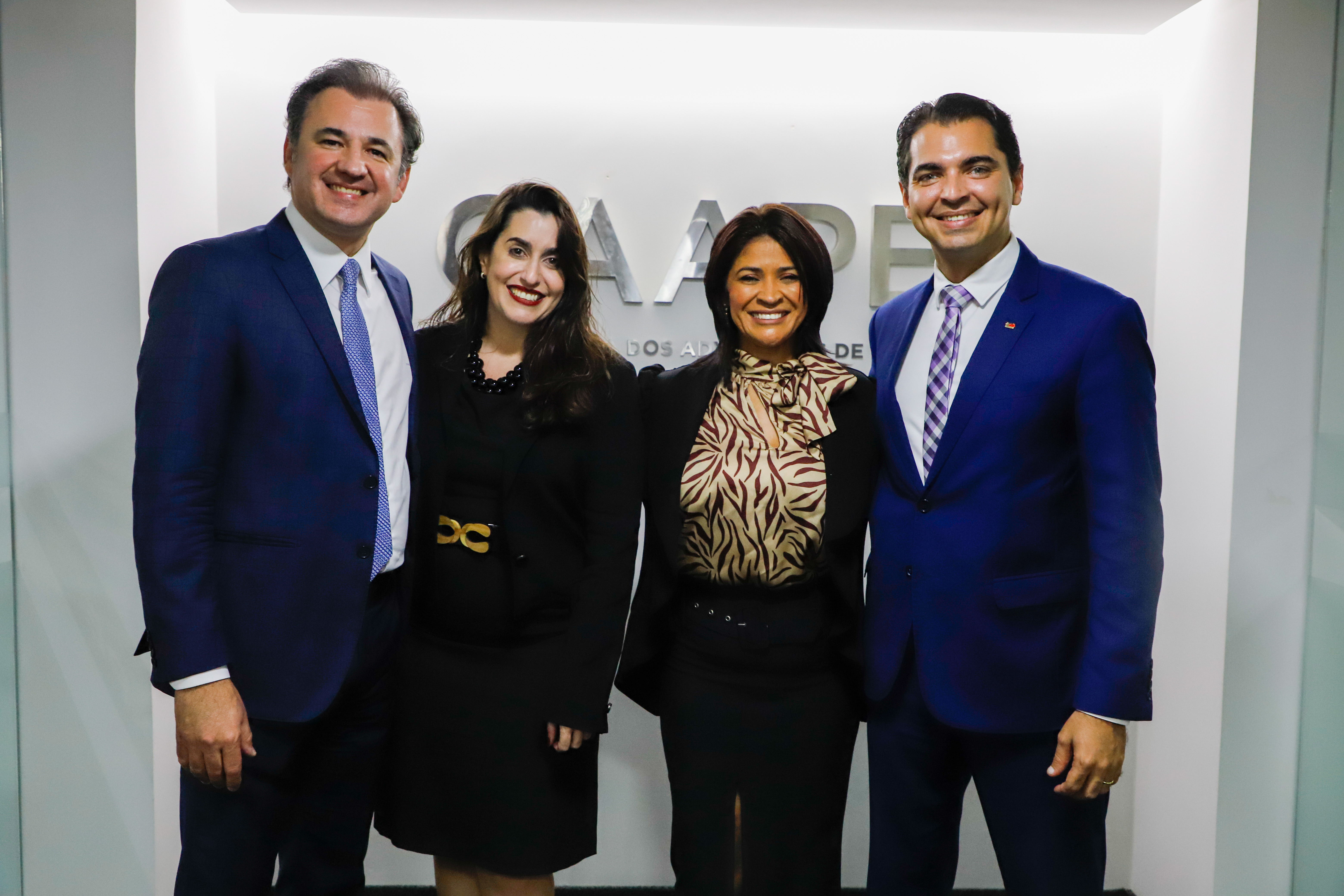 Aposi&ccedil;&atilde;o da foto de Fernando Ribeiro Lins na galeria de Ex-Presidentes da CAAPE
