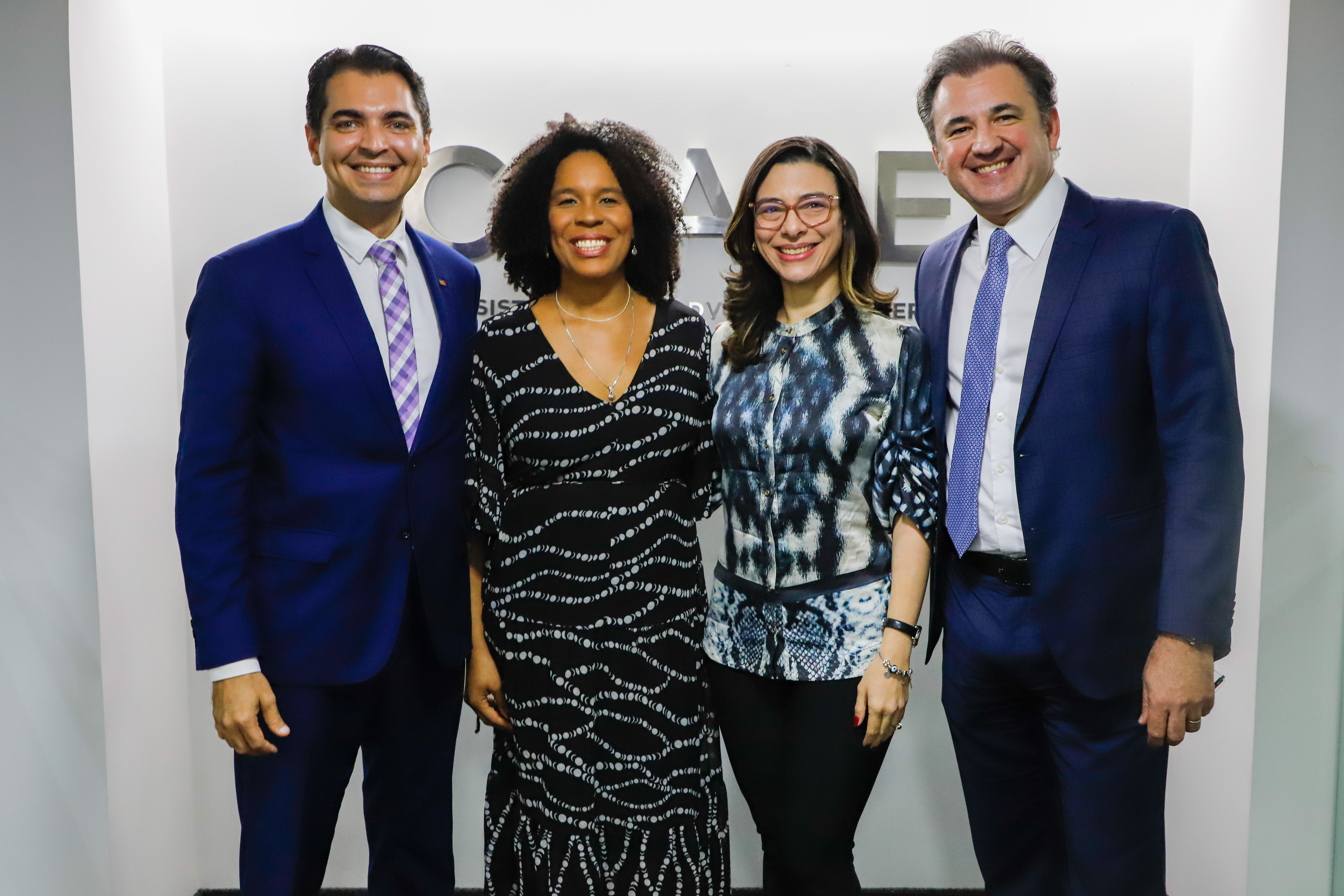 Aposi&ccedil;&atilde;o da foto de Fernando Ribeiro Lins na galeria de Ex-Presidentes da CAAPE