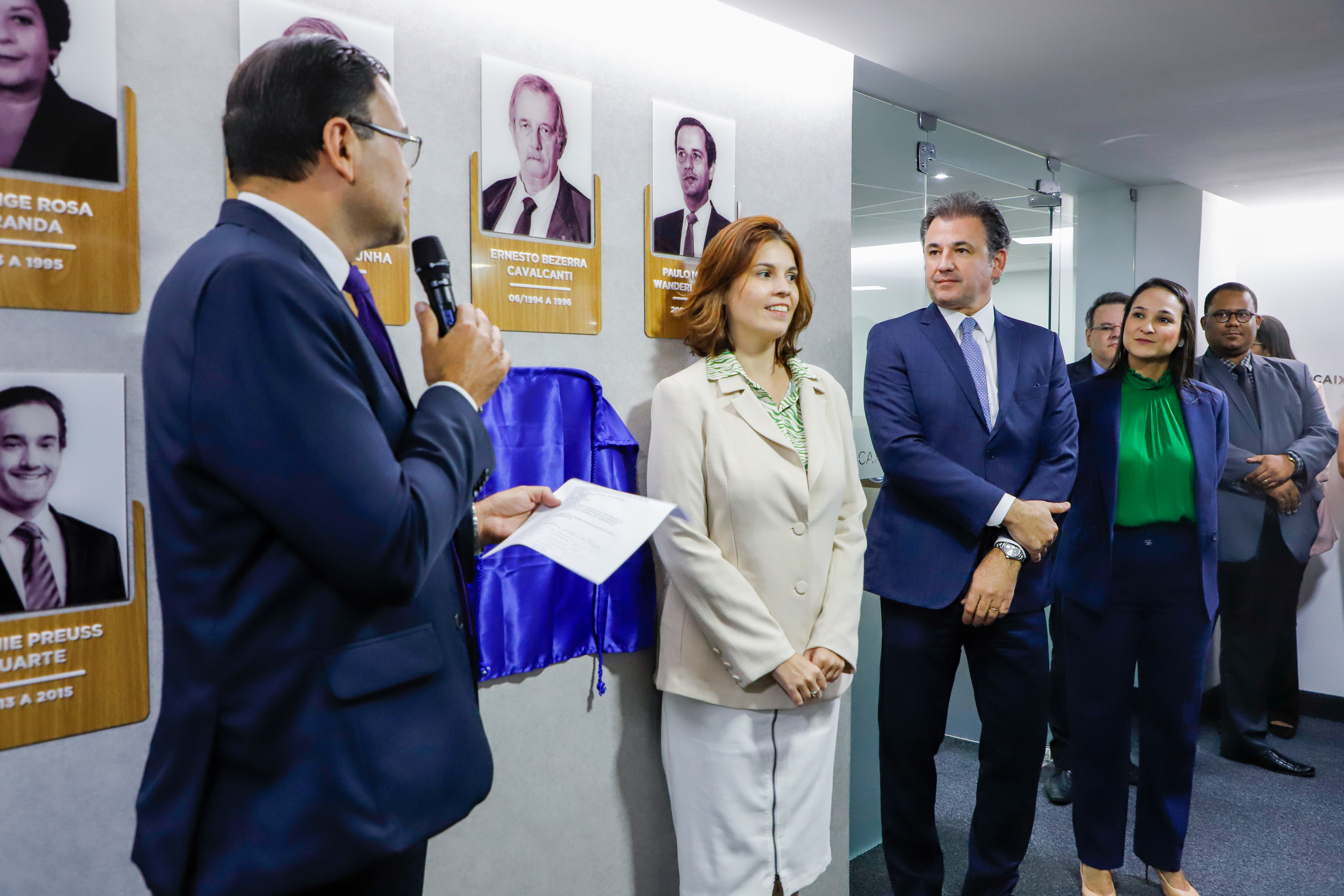 Aposi&ccedil;&atilde;o da foto de Fernando Ribeiro Lins na galeria de Ex-Presidentes da CAAPE