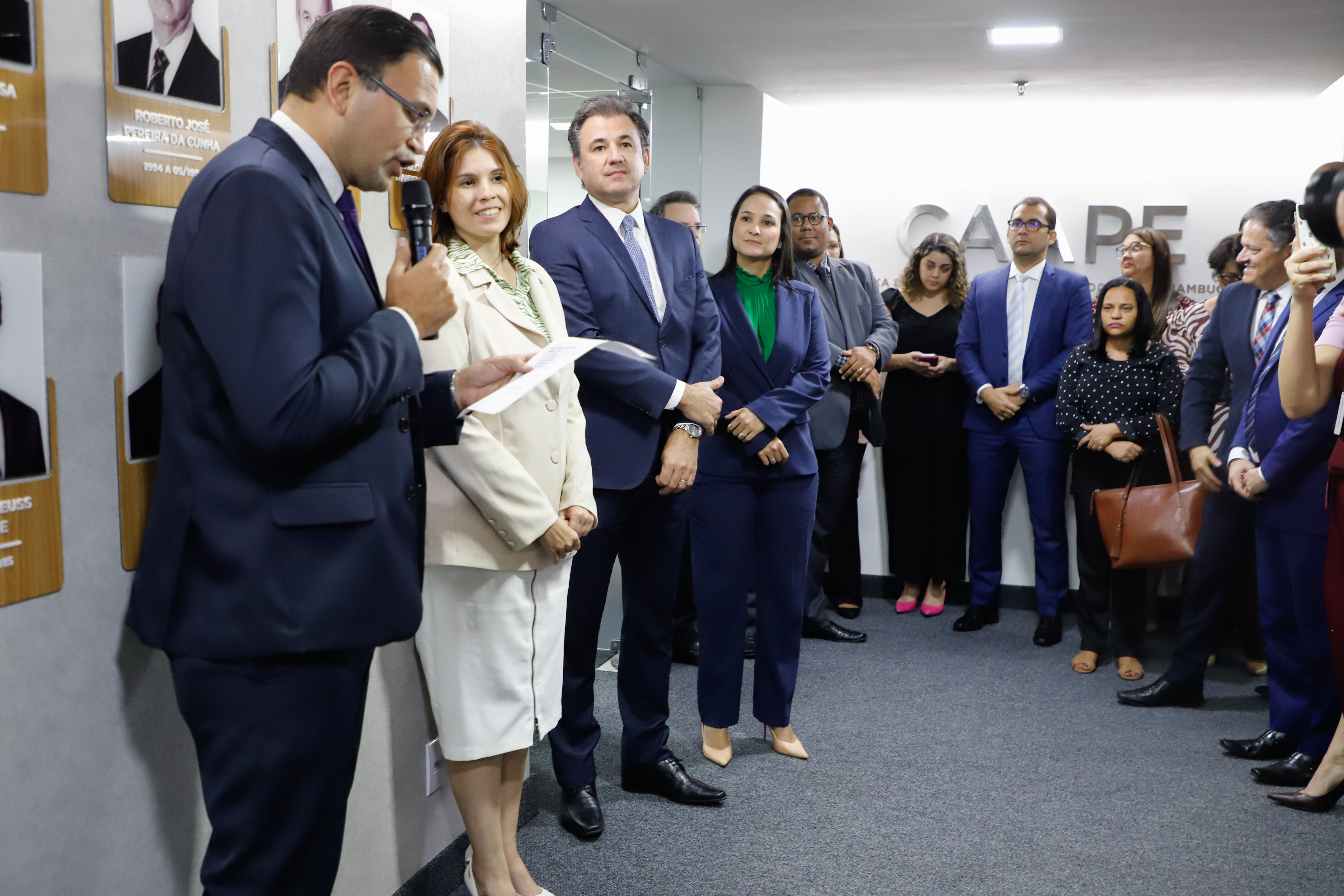 Aposi&ccedil;&atilde;o da foto de Fernando Ribeiro Lins na galeria de Ex-Presidentes da CAAPE