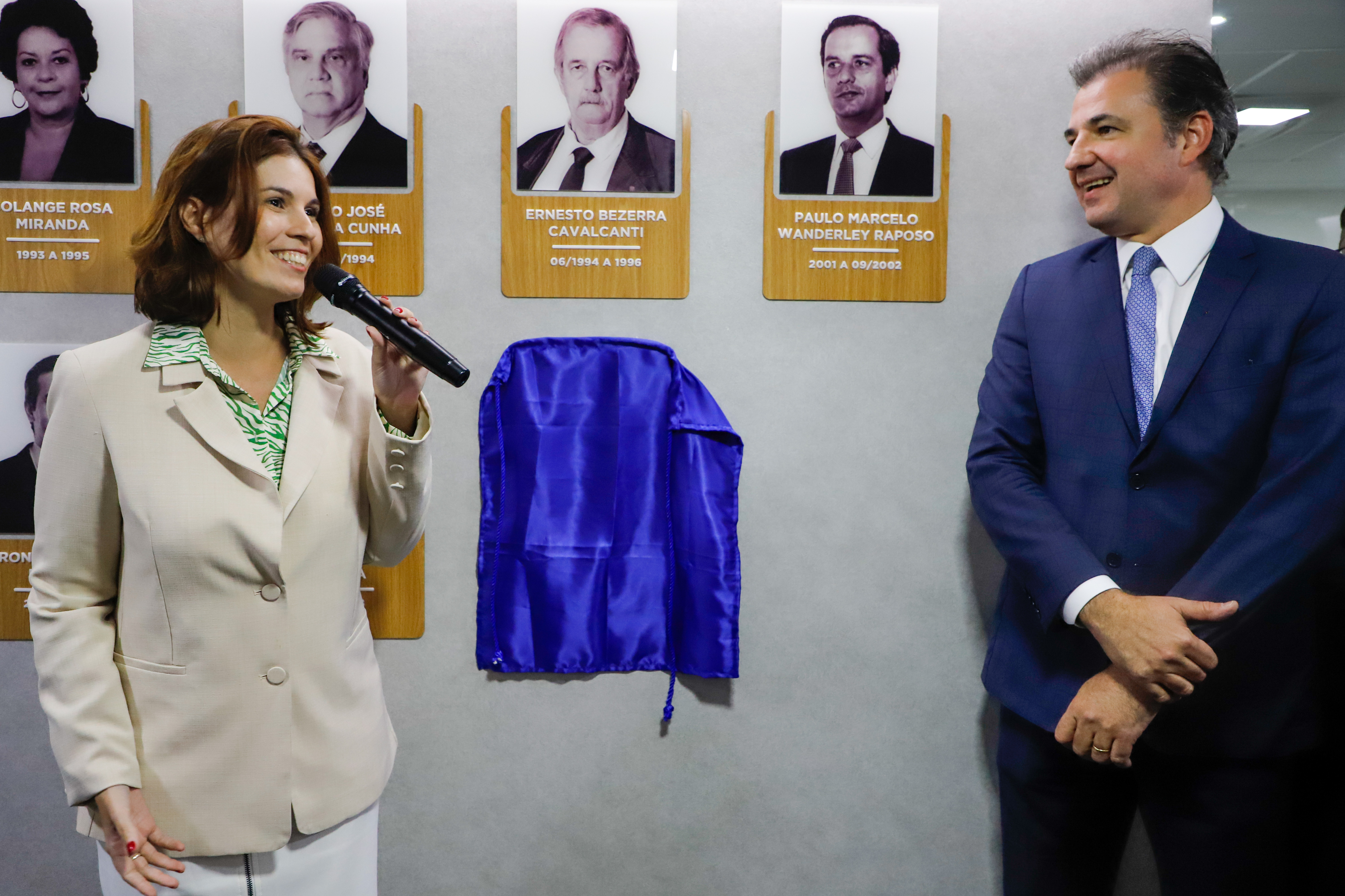 Aposi&ccedil;&atilde;o da foto de Fernando Ribeiro Lins na galeria de Ex-Presidentes da CAAPE