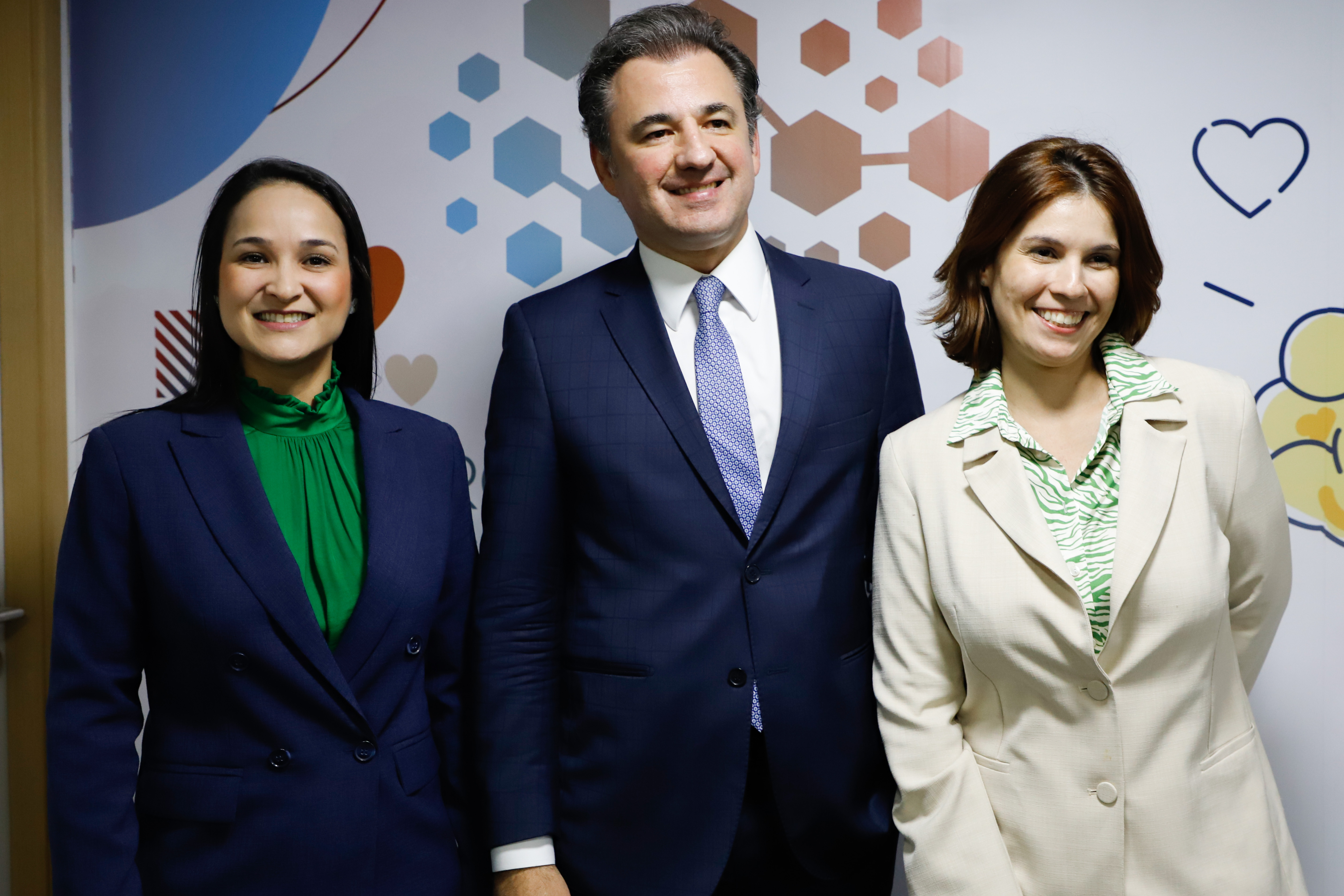 Aposi&ccedil;&atilde;o da foto de Fernando Ribeiro Lins na galeria de Ex-Presidentes da CAAPE