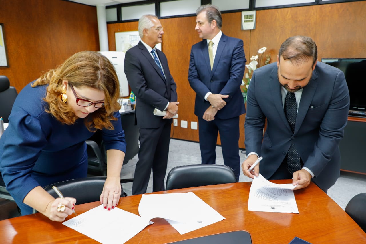OAB Pernambuco e TRE-PE assinam termo de Coopera&ccedil;&atilde;o que garante a paridade de g&ecirc;nero em corpo docente de p&oacute;s-gradua&ccedil;&atilde;o em Direito Eleitoral