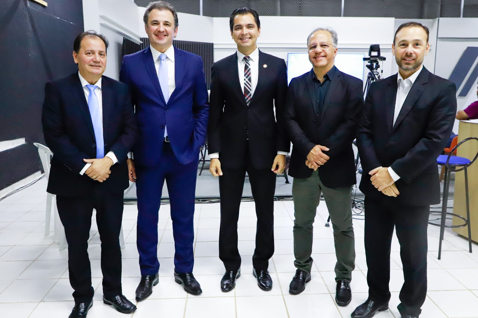 Fernando Ribeiro Lins acompanha debate com as candidatas ao Governo do Estado realizado pela TV Nova em Olinda