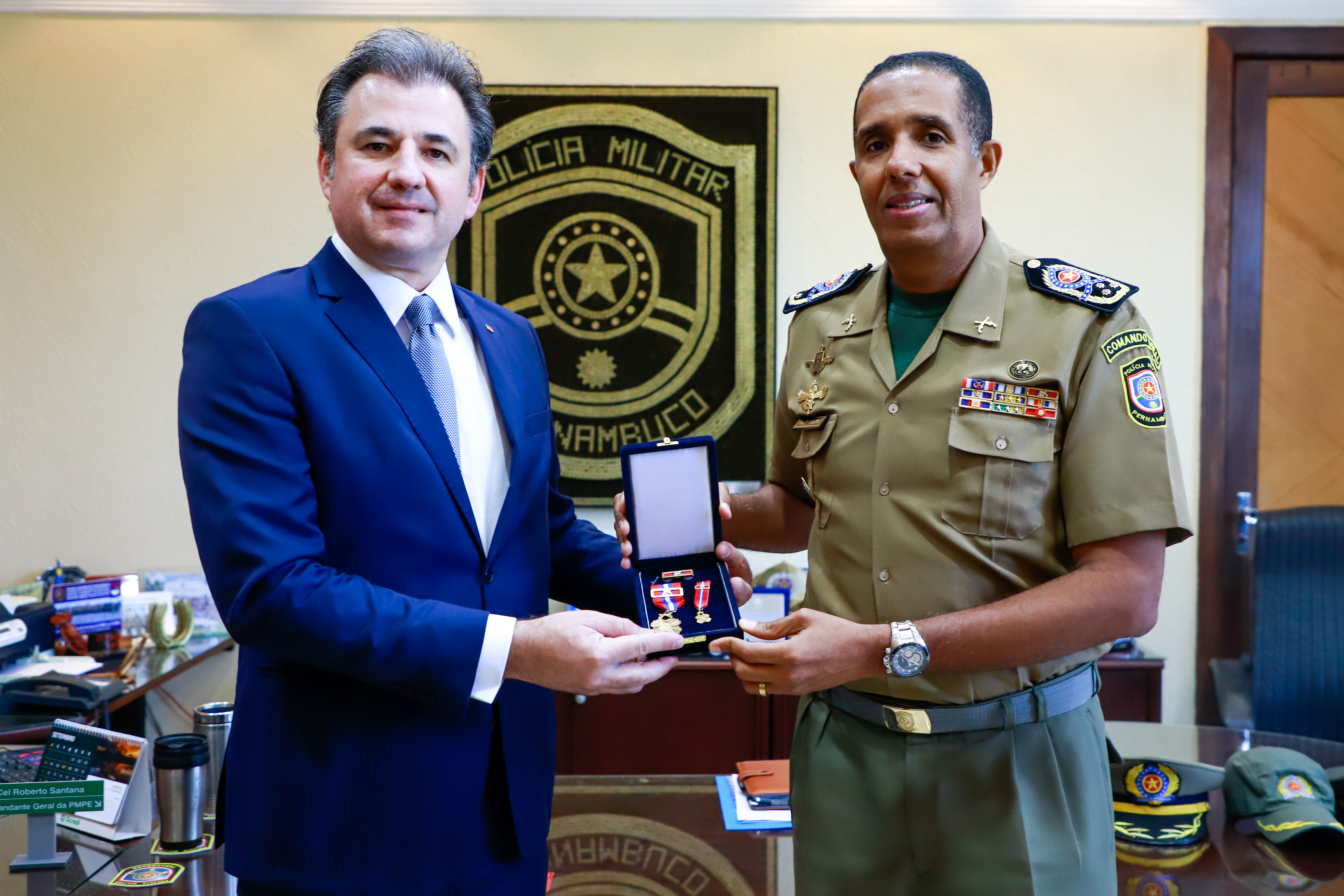 Presidente da OAB-PE, Fernando Ribeiro Lins, recebe Medalha Pernambucana do M&eacute;rito Policial Militar