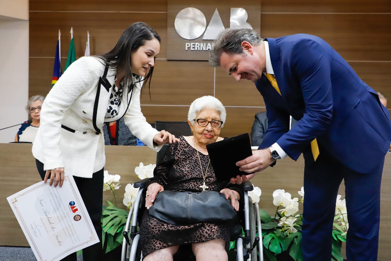 Medalha que comemora 90 anos da OAB Pernambuco &eacute; entregue em sess&atilde;o do Conselho
