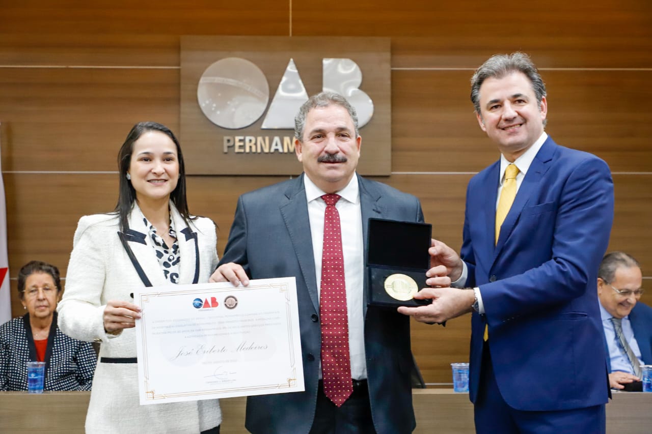 Medalha que comemora 90 anos da OAB Pernambuco &eacute; entregue em sess&atilde;o do Conselho