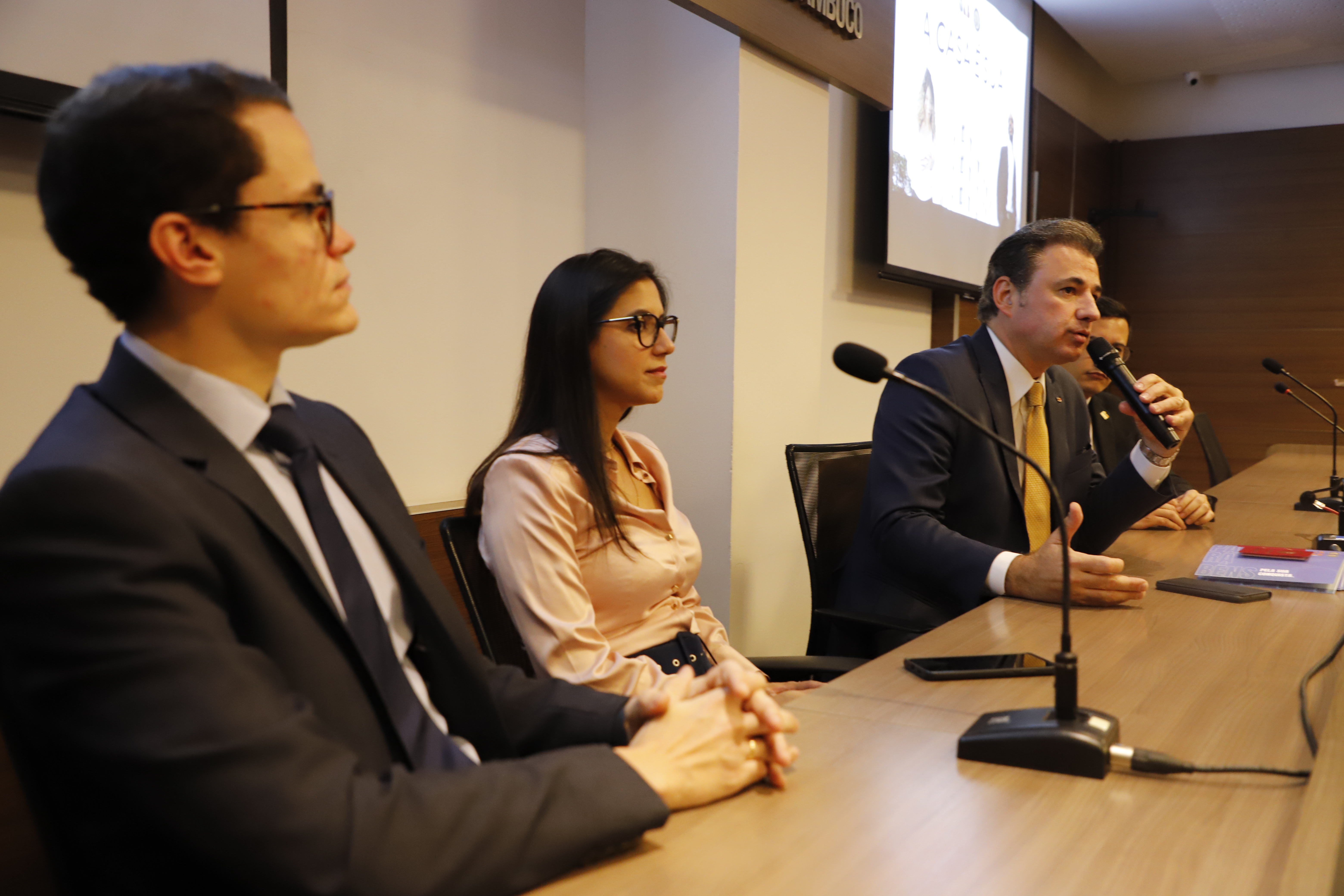 Entrega das carteiras dos novos advogados e advogadas