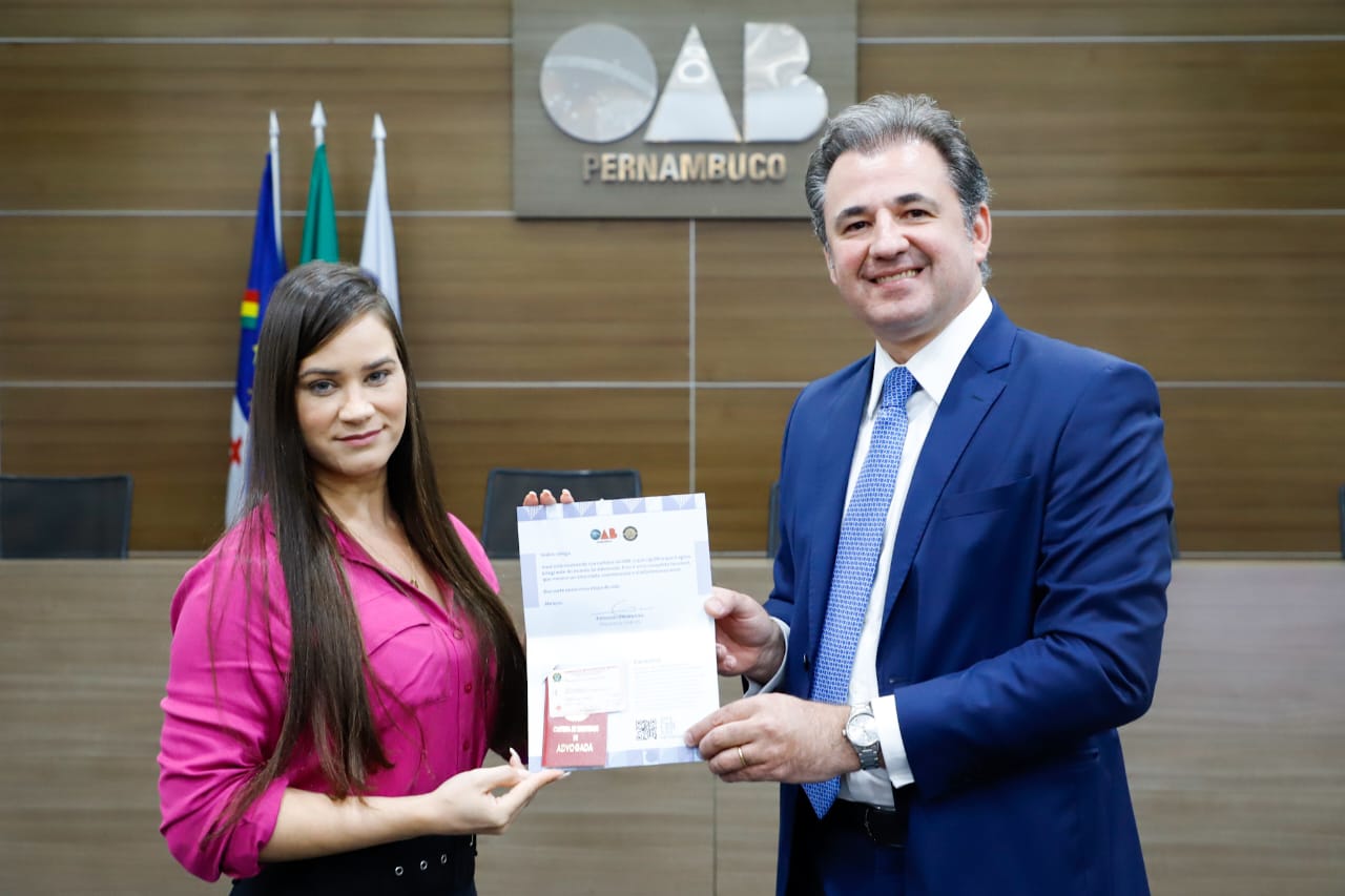 Entrega de carteiras aos novos advogados e advogadas