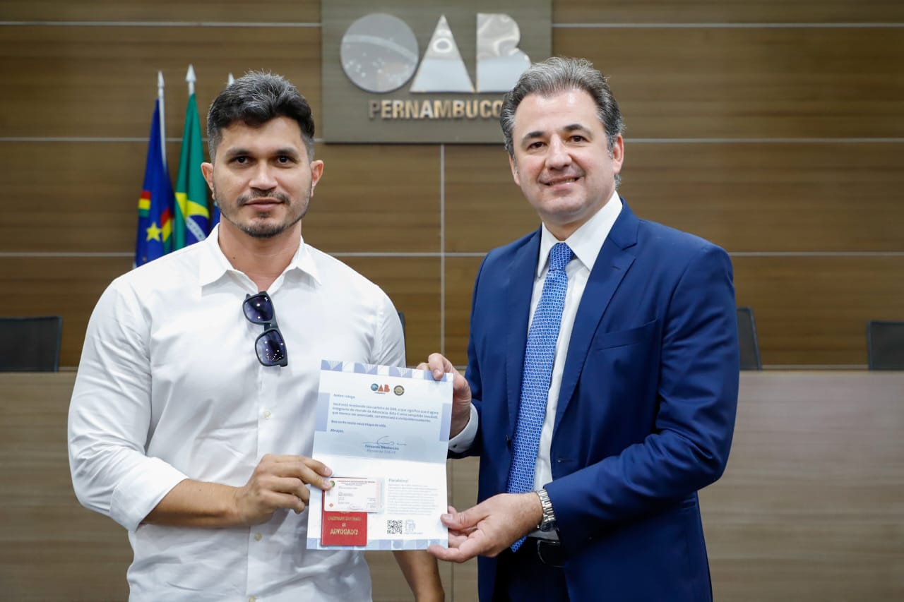 Entrega de carteiras aos novos advogados e advogadas