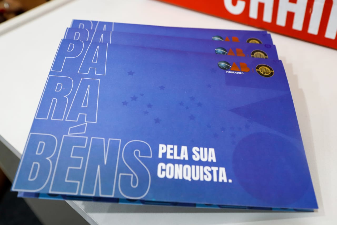 Entrega de carteiras aos novos advogados e advogadas