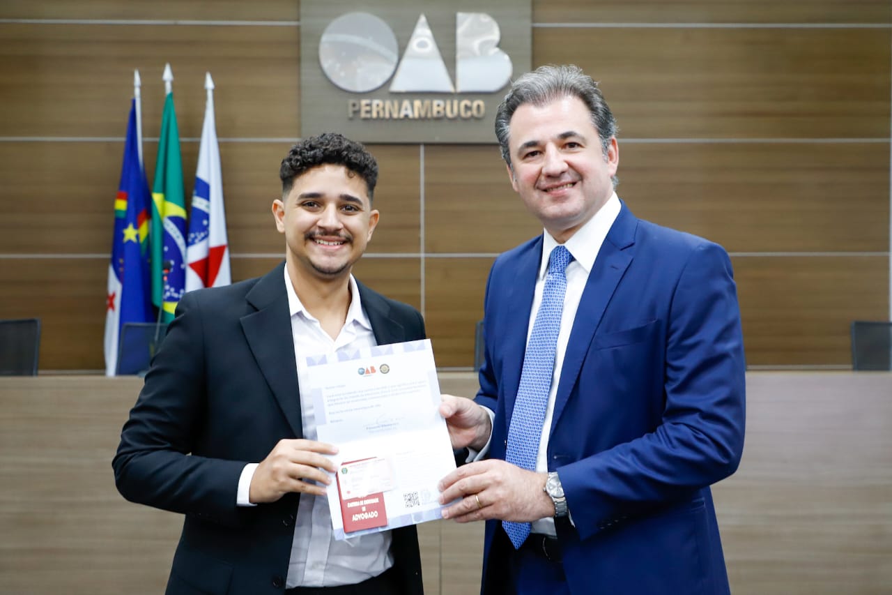 Entrega de carteiras aos novos advogados e advogadas