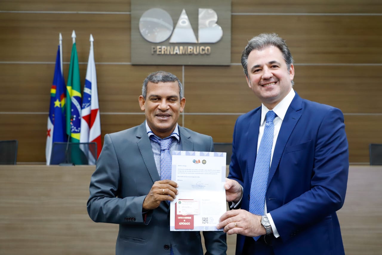 Entrega de carteiras aos novos advogados e advogadas