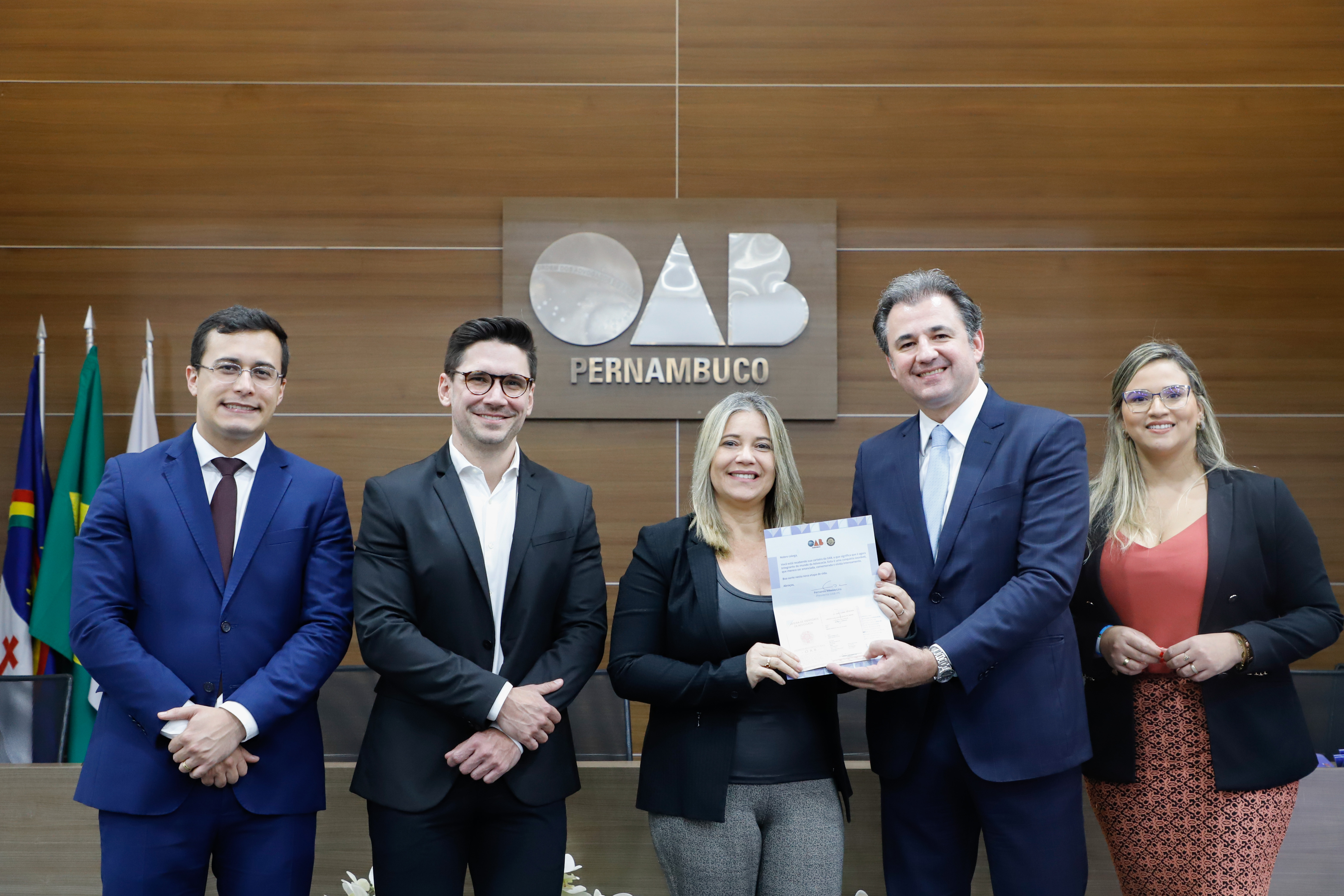 Entrega das carteiras aos novos advogados e advogadas