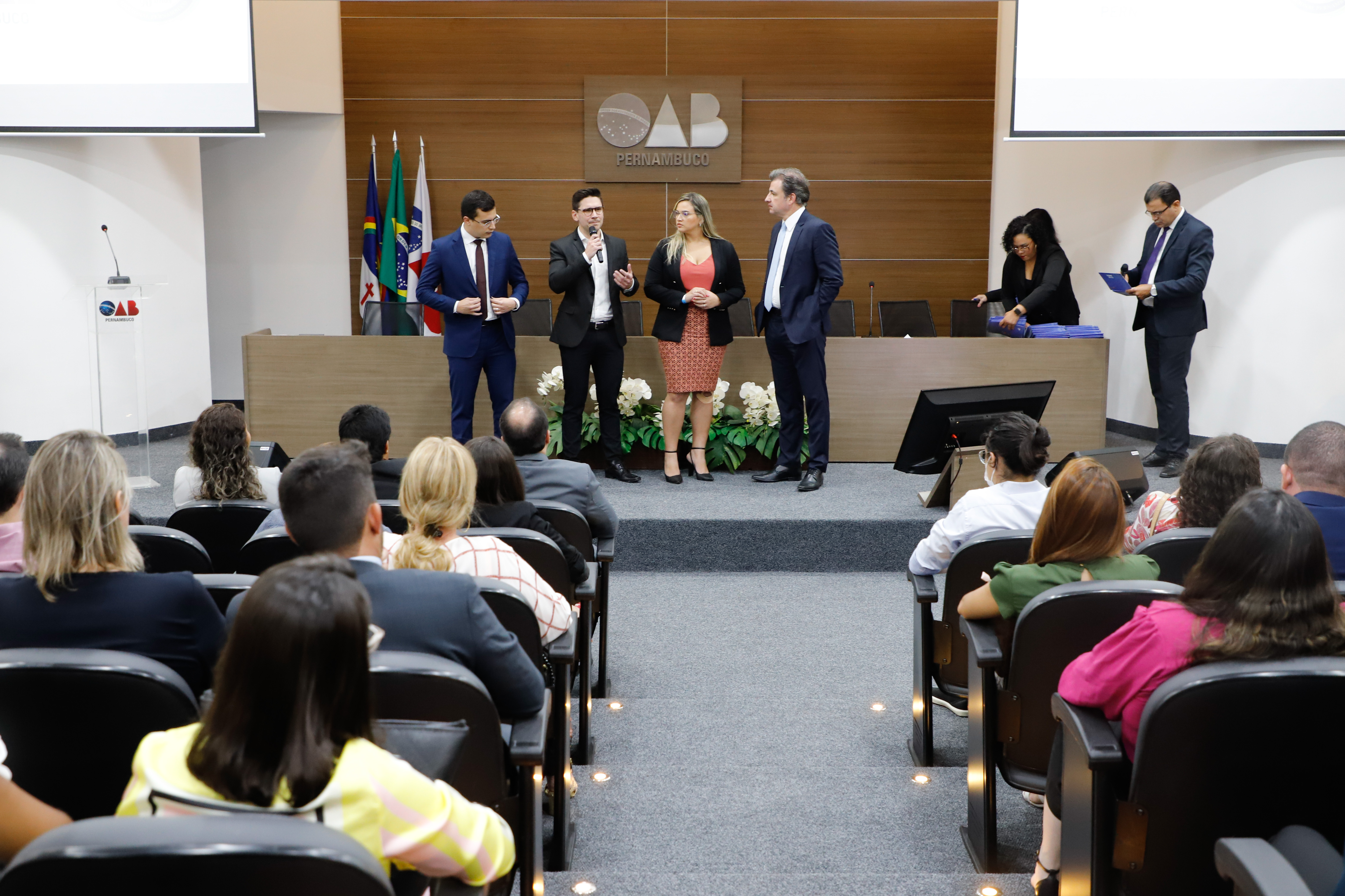 Entrega das carteiras aos novos advogados e advogadas