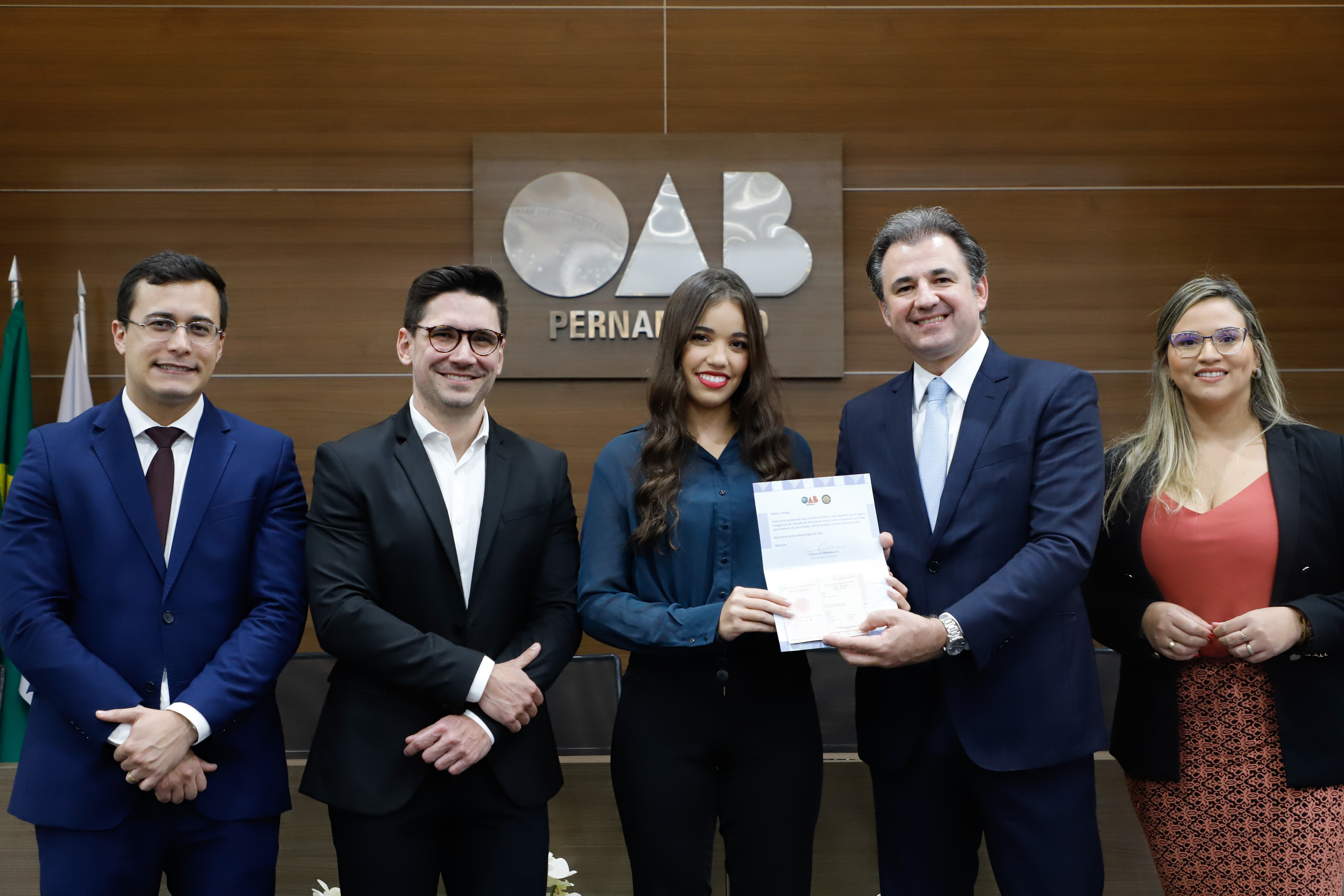 Entrega das carteiras aos novos advogados e advogadas