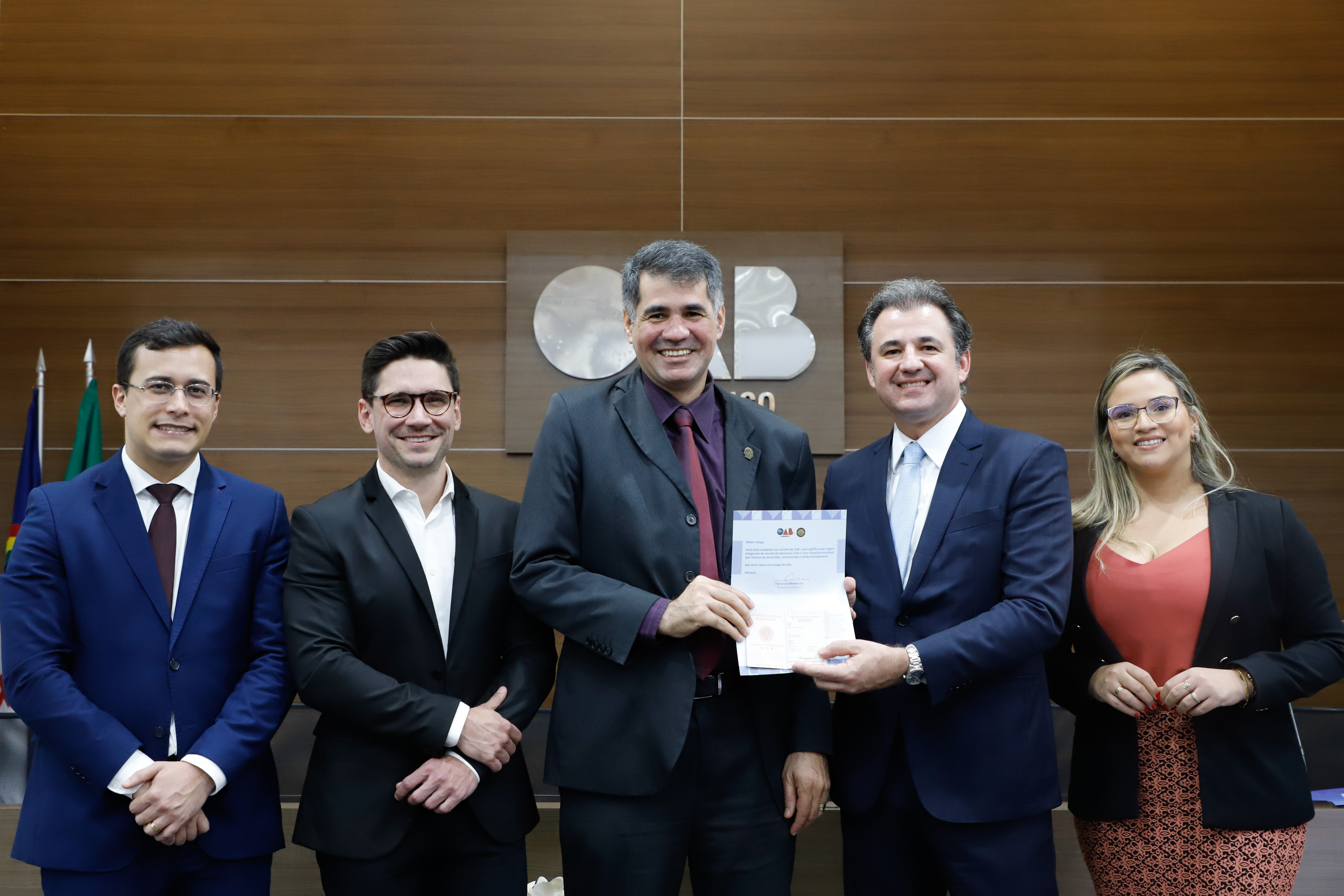 Entrega das carteiras aos novos advogados e advogadas