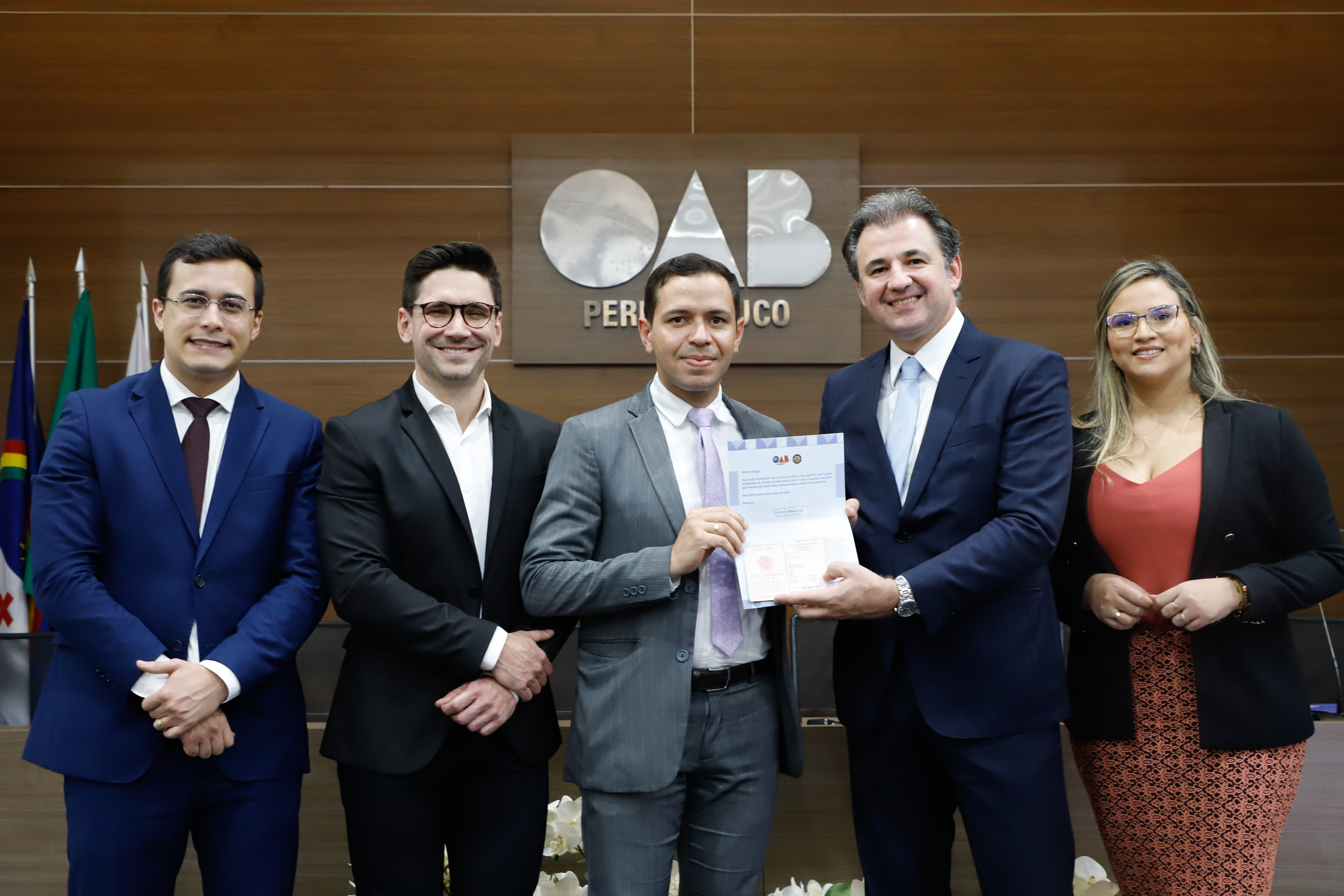 Entrega das carteiras aos novos advogados e advogadas