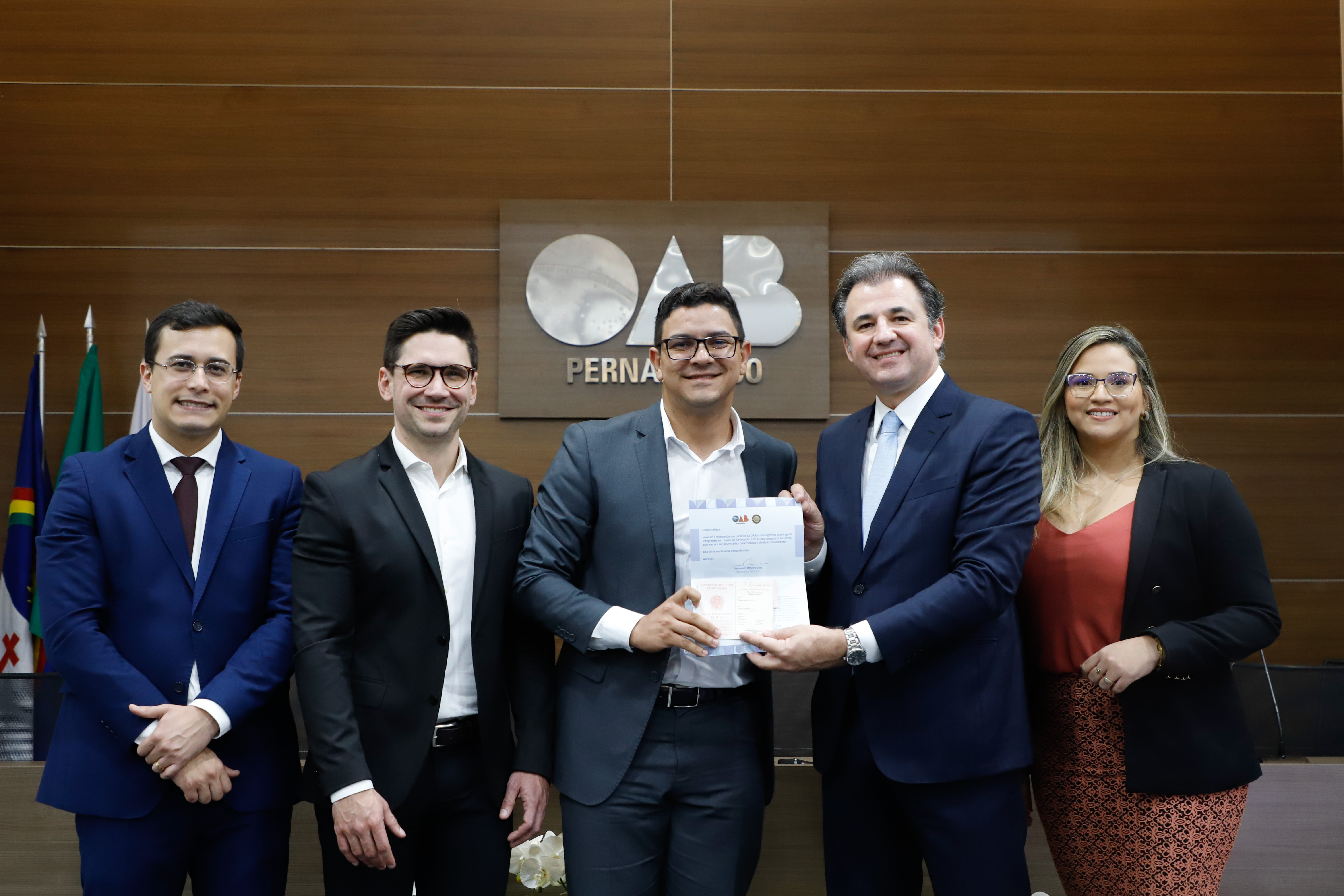 Entrega das carteiras aos novos advogados e advogadas