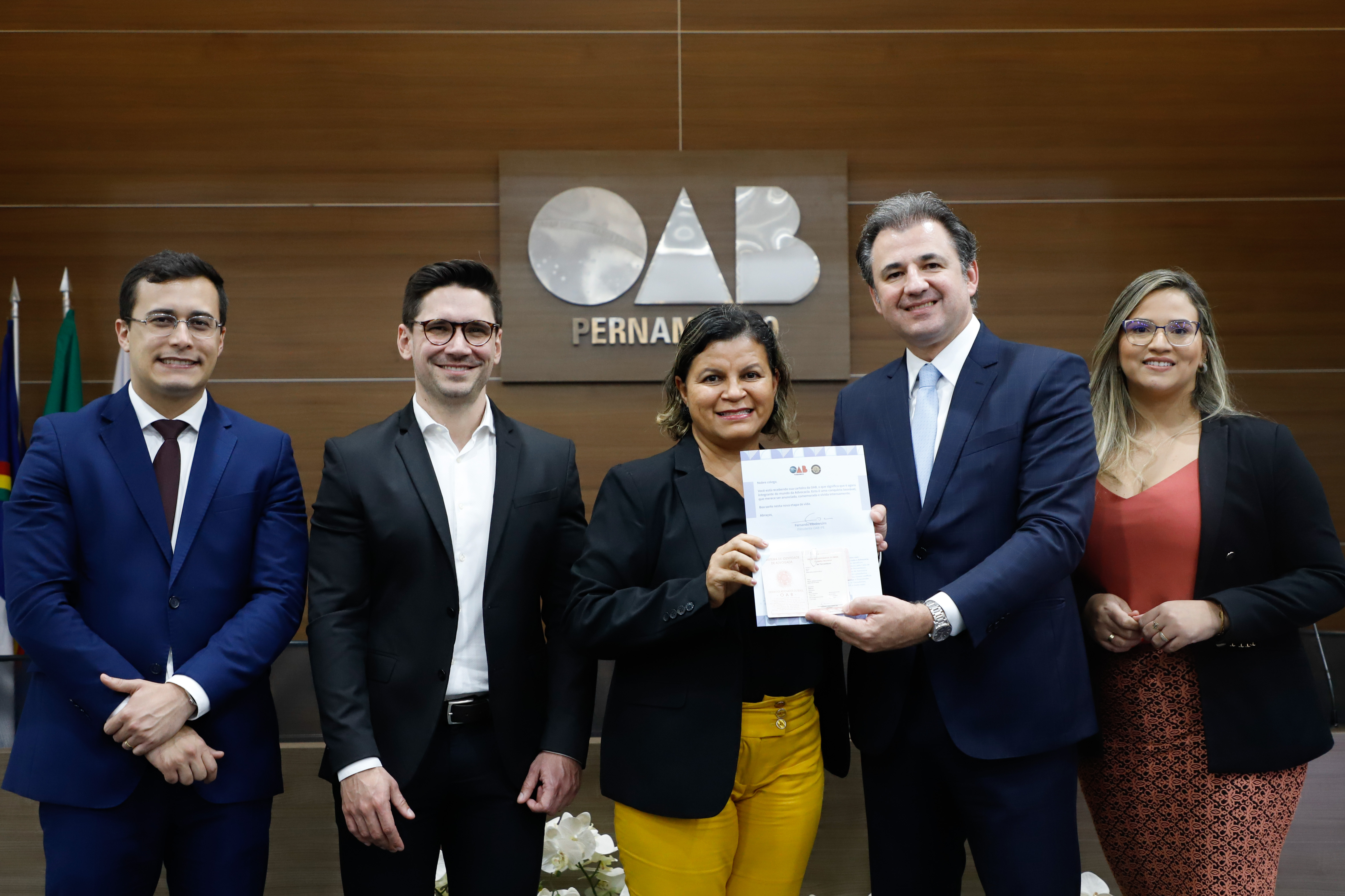 Entrega das carteiras aos novos advogados e advogadas