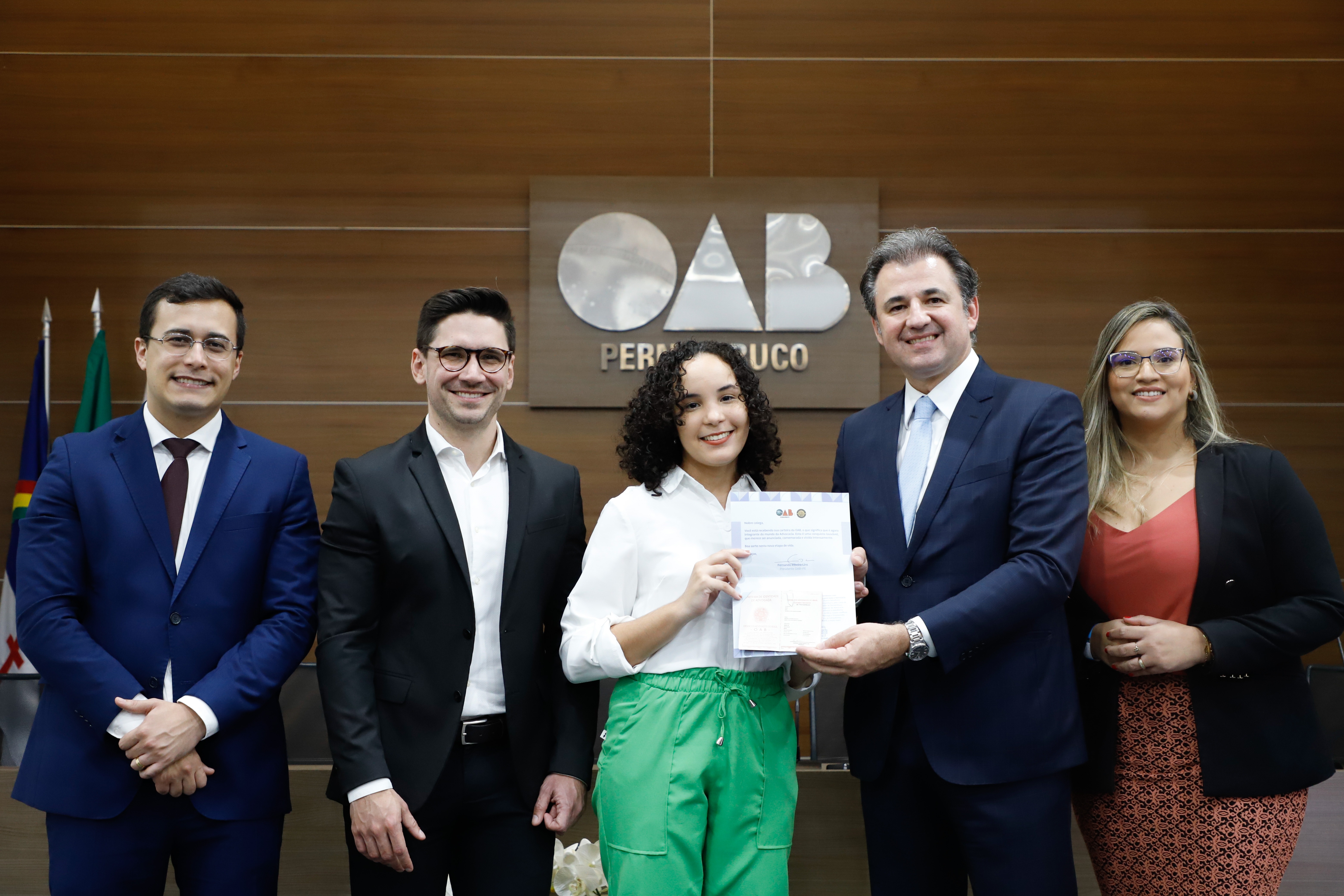 Entrega das carteiras aos novos advogados e advogadas
