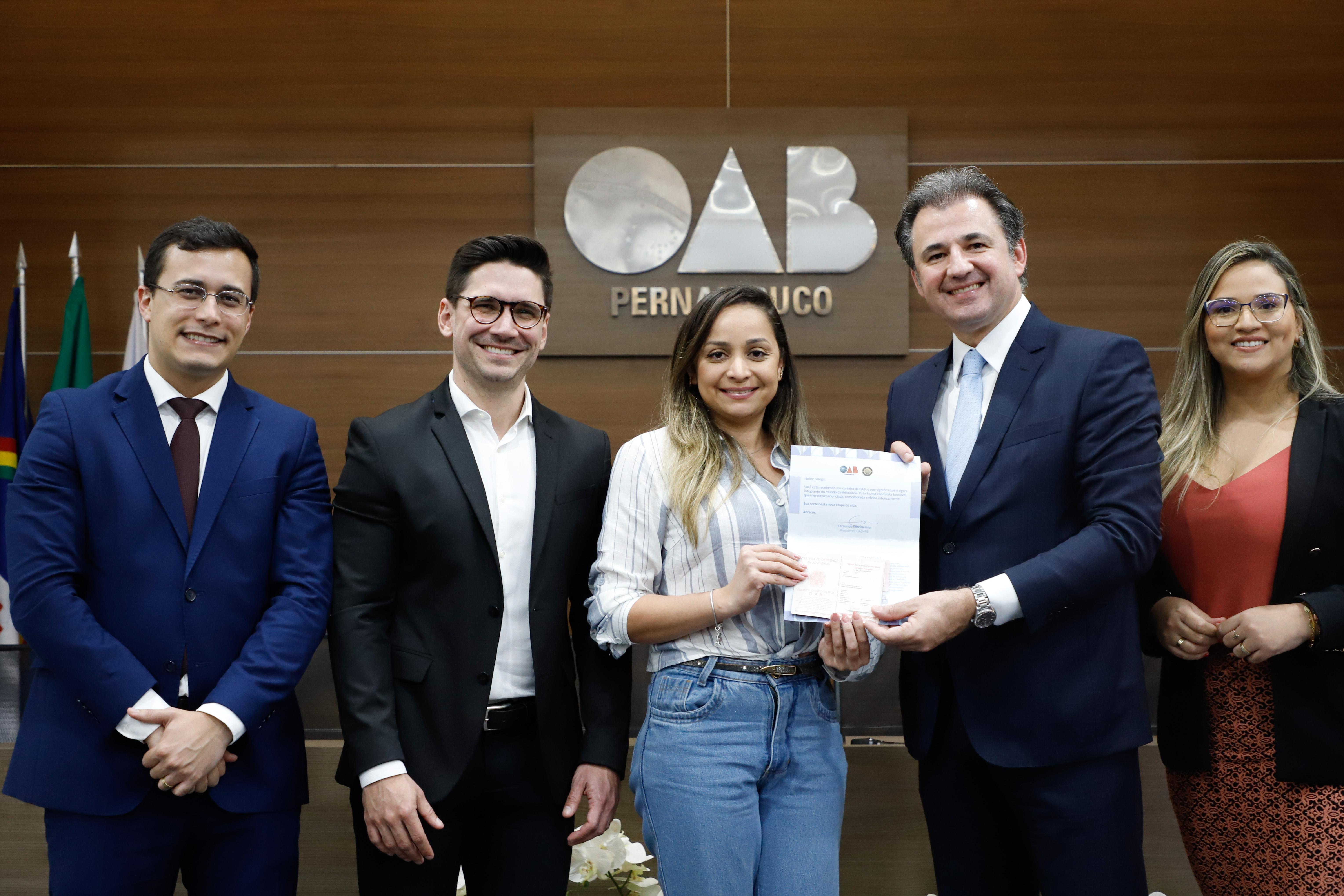 Entrega das carteiras aos novos advogados e advogadas